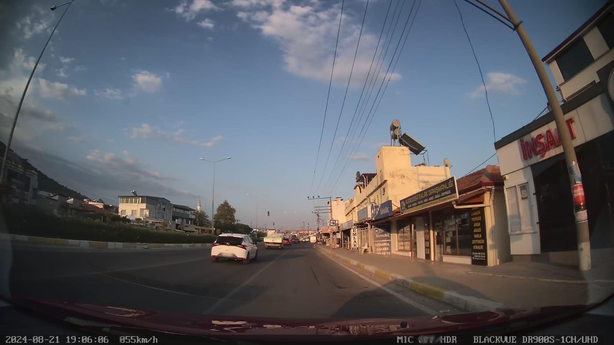 Street view near Gure Paris Hotel, Altınoluk — © unen (CC BY-SA · Mapillary)