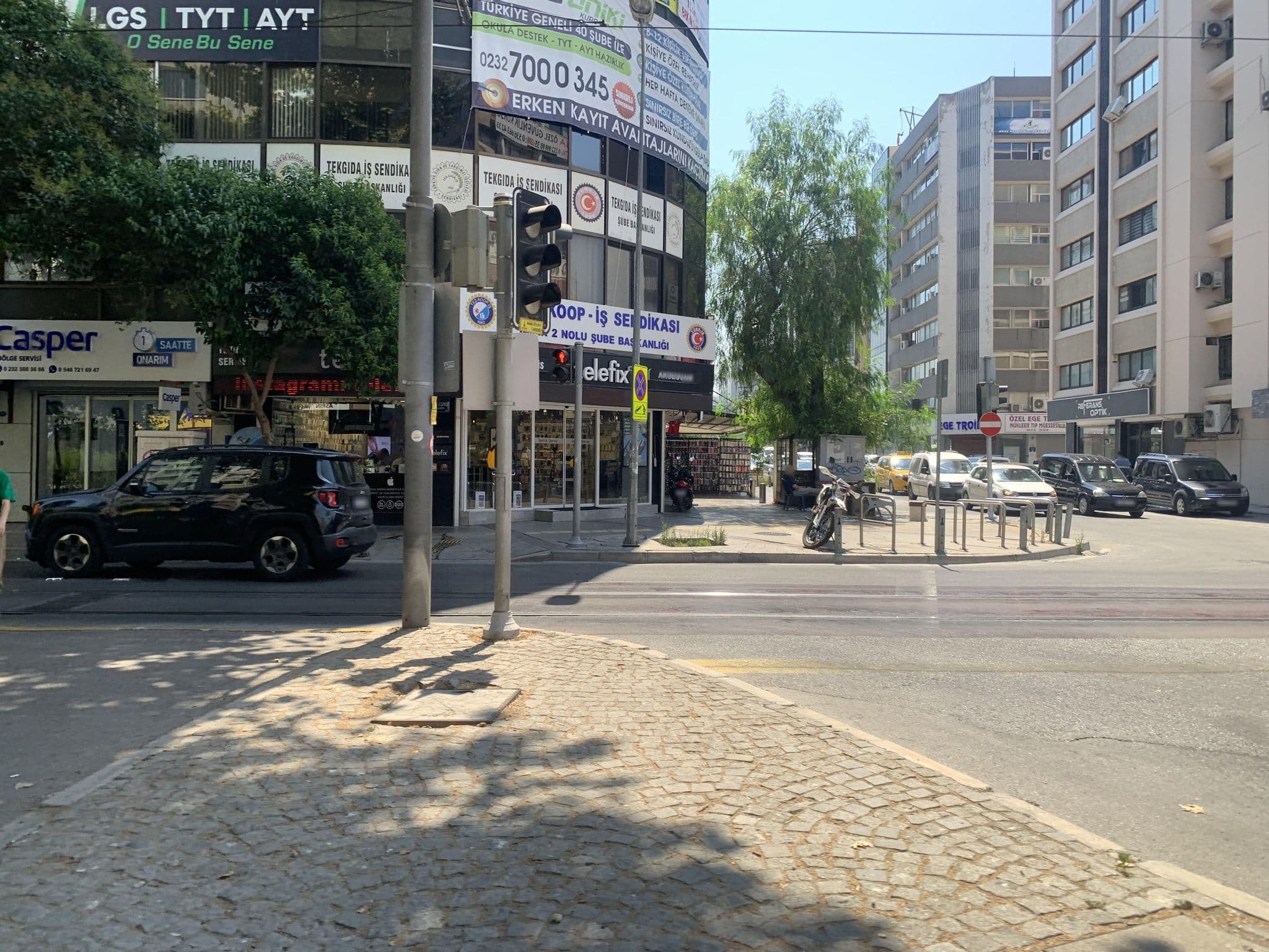 Street view near İzan Otel, İzmir — © robot8a (CC BY-SA · Mapillary)