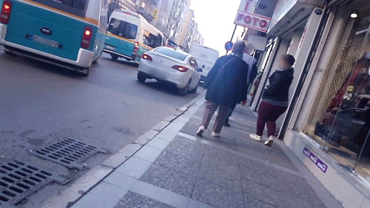 Street view near Otelkolik.com | İzmir Şubesi, Karabağlar — © hassaankhan (CC BY-SA · Mapillary)