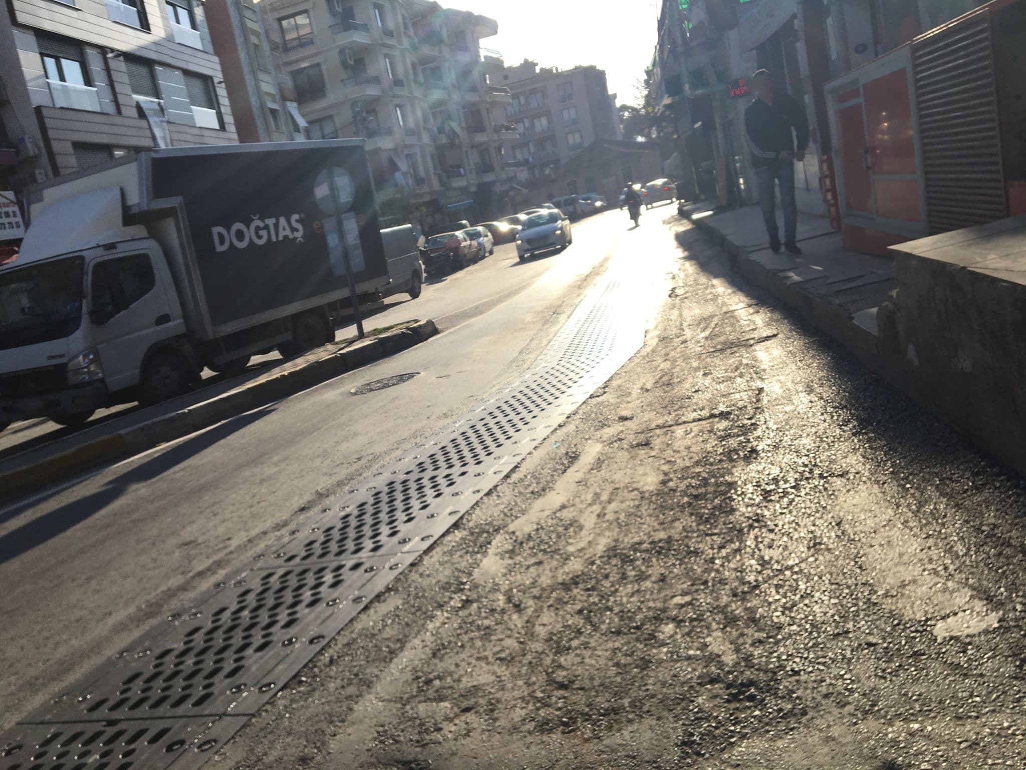 Street view near Günes Palas, Karabağlar — © cernajakoska (CC BY-SA · Mapillary)