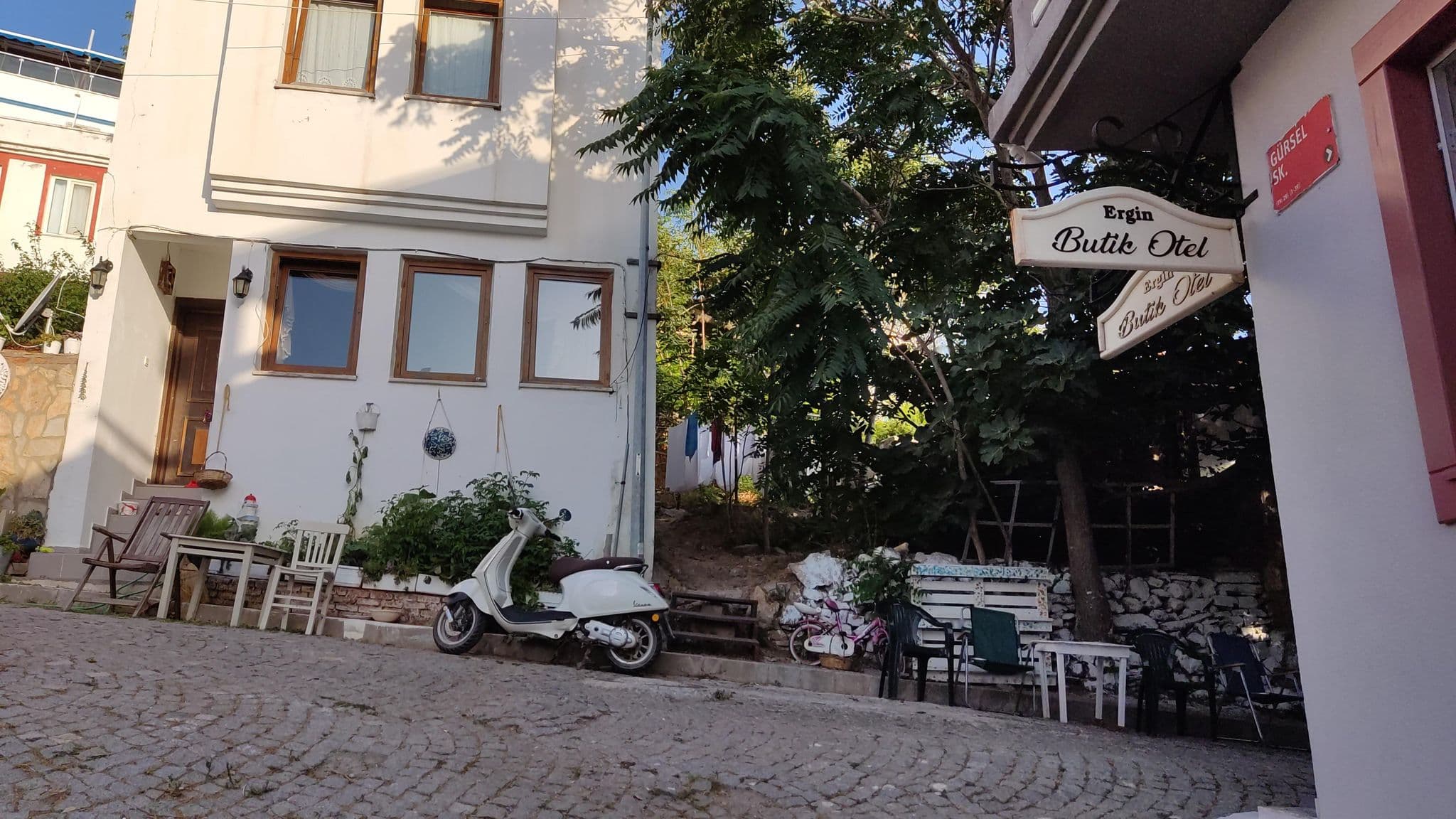 Street view near Adalı Konukevi, Bozcaada — © orkut (CC BY-SA · Mapillary)