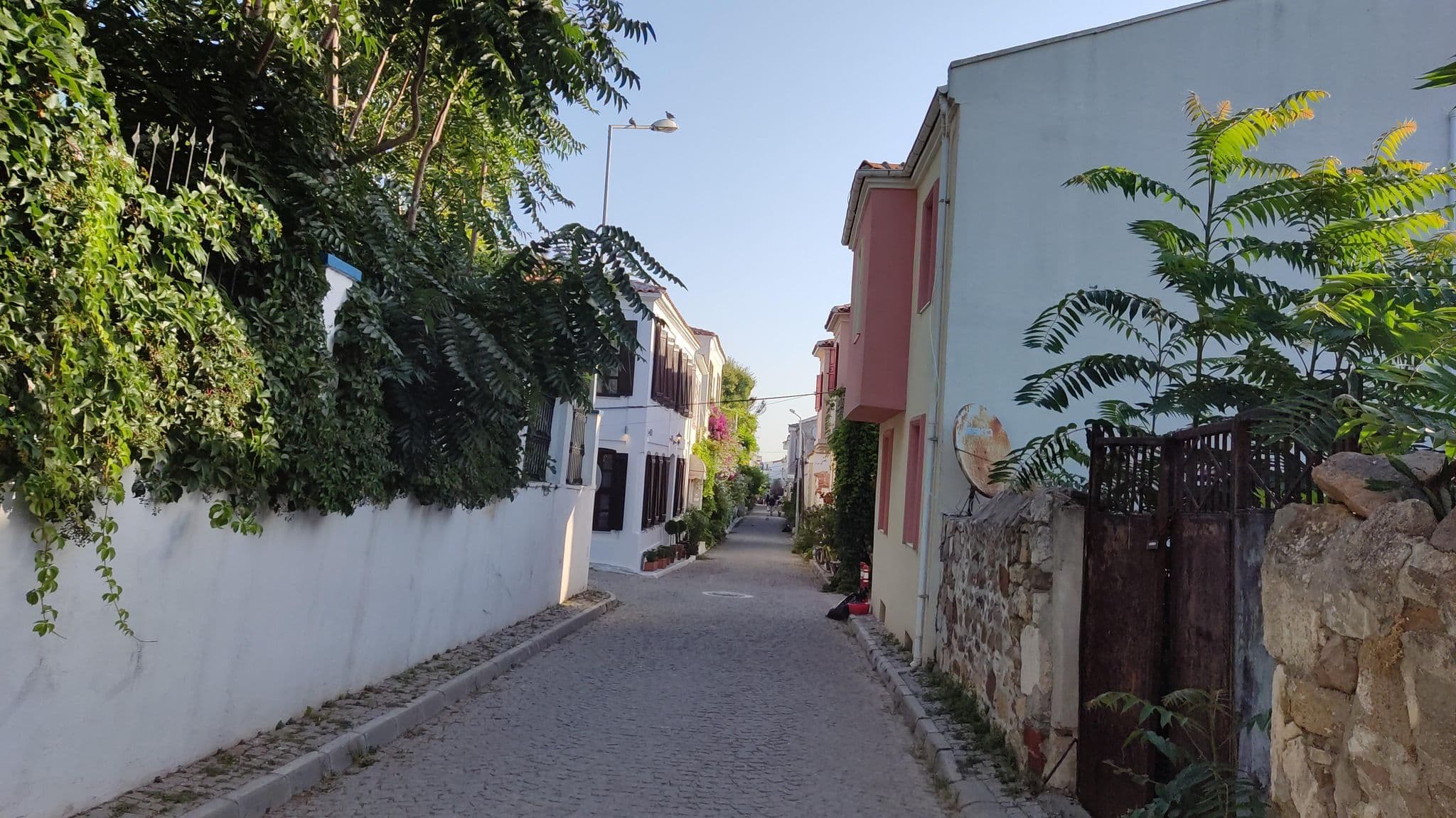 Street view near Rengigul Konukevi, Bozcaada — © orkut (CC BY-SA · Mapillary)