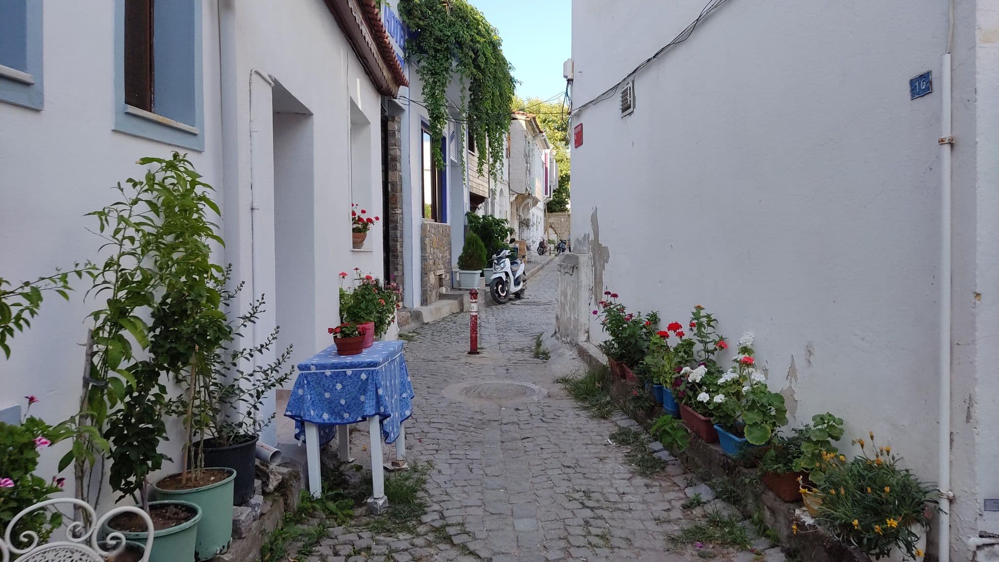 Street view near Helvacıoğlu Butik Hotel, Bozcaada — © orkut (CC BY-SA · Mapillary)