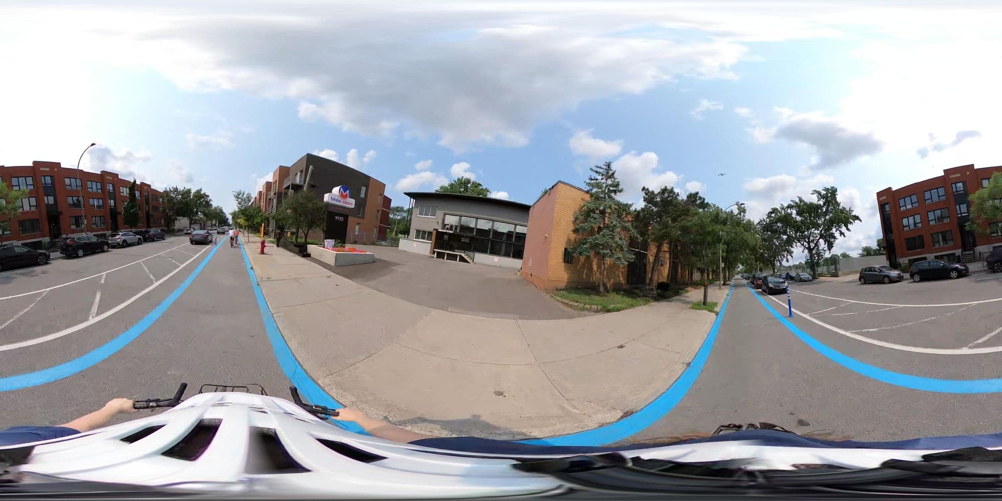 Street view near Motel Métro, Ahuntsic-Cartierville — © une_abeille (CC BY-SA · Mapillary)