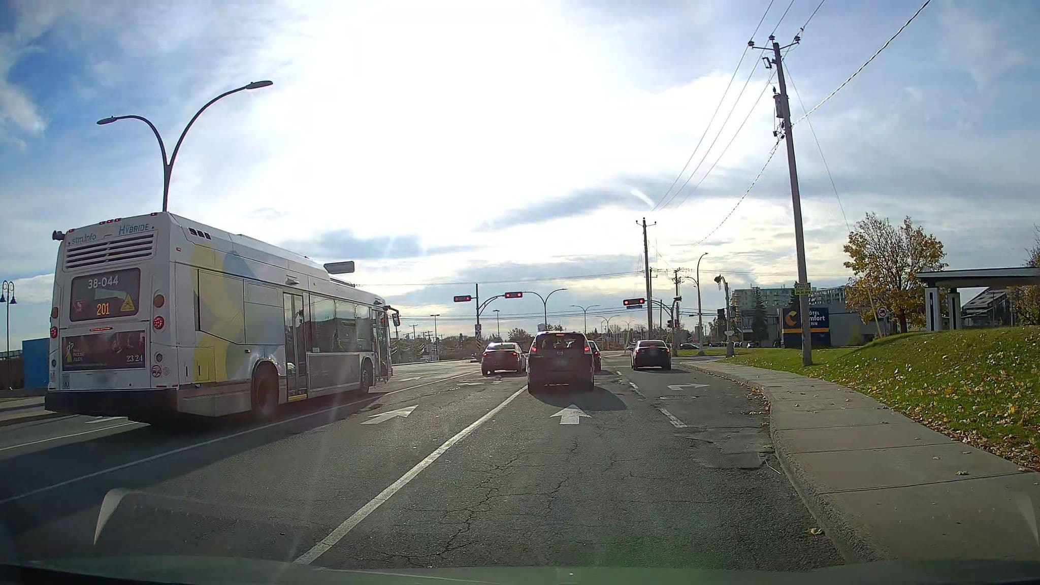 Street view near Comfort Inn Montréal Aéroport, Pointe-Claire — © Encrypted (CC BY-SA · Mapillary)