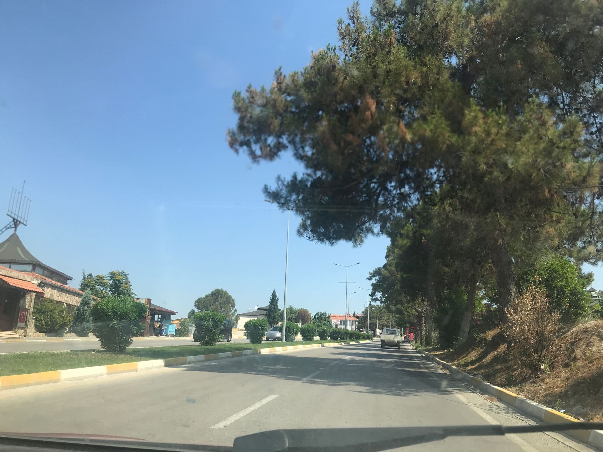 Street view near Kardeşler Travertines Resort Hotel, Pamukkale — © alpzsarac (CC BY-SA · Mapillary)