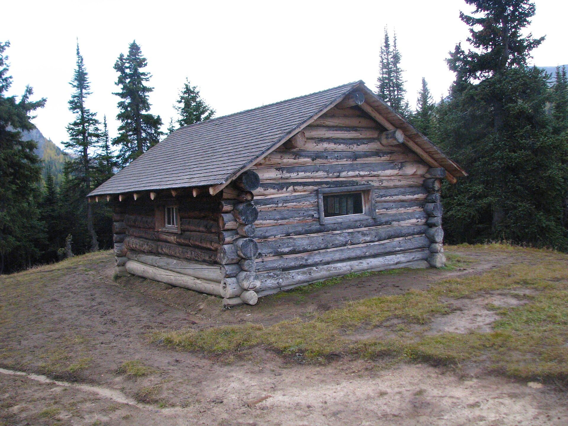 Halfway Hut (via Wikimedia Commons, CC BY-SA 3.0)