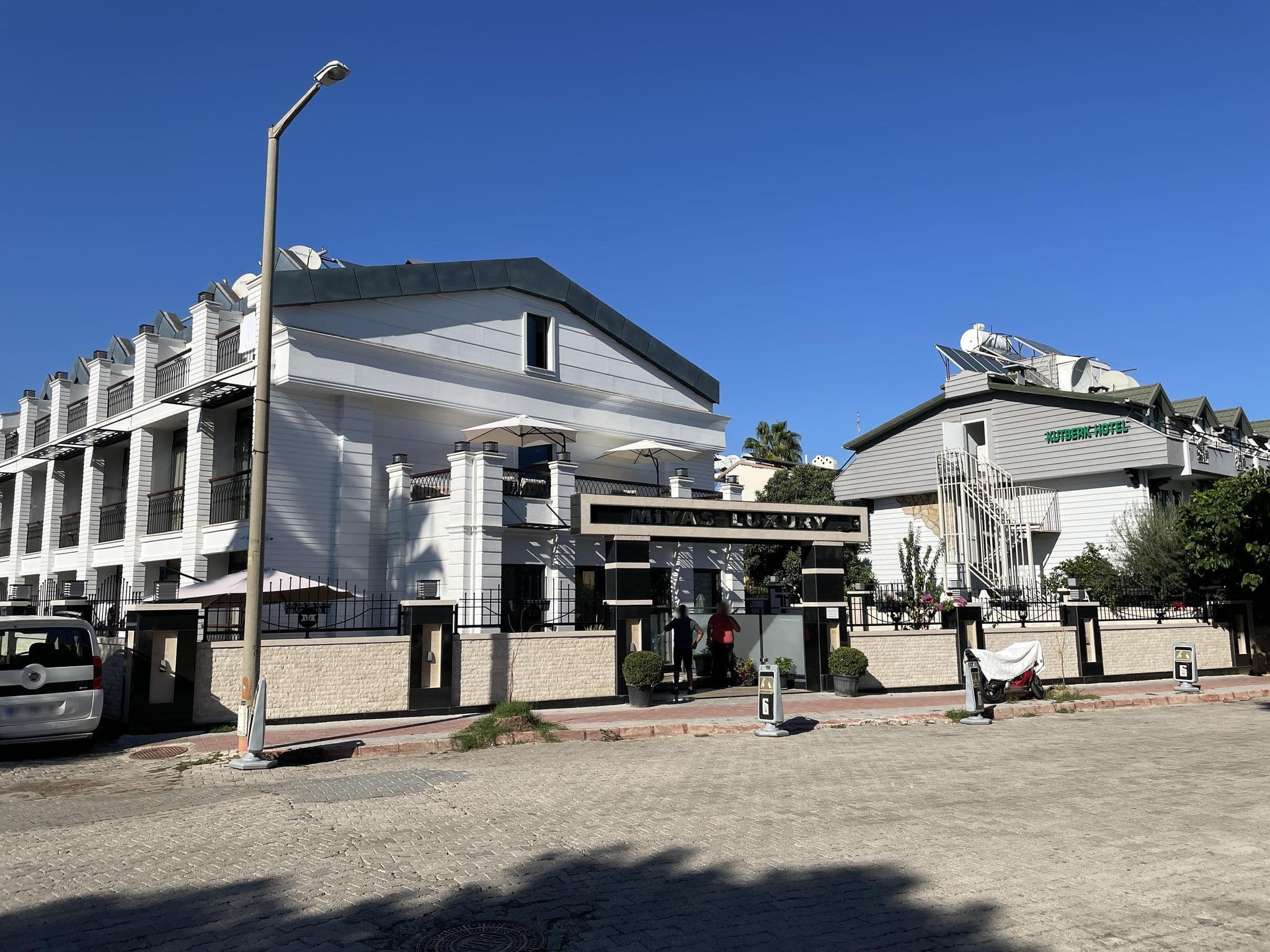 Street view near Etenna Hotel, Kemer — © batyrmastyr (CC BY-SA · Mapillary)