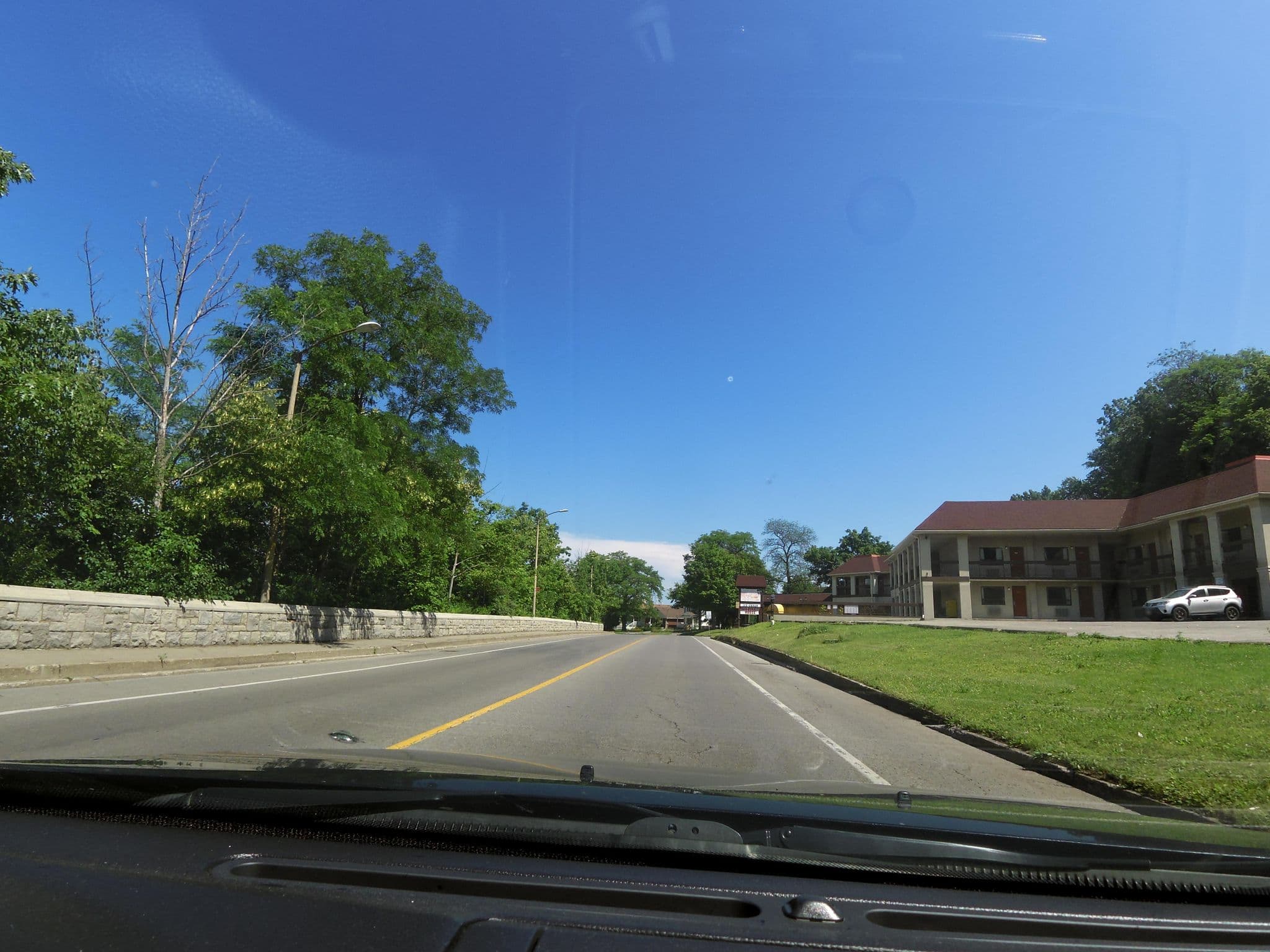 Street view near Super 8, Niagara Falls — © kevo (CC BY-SA · Mapillary)