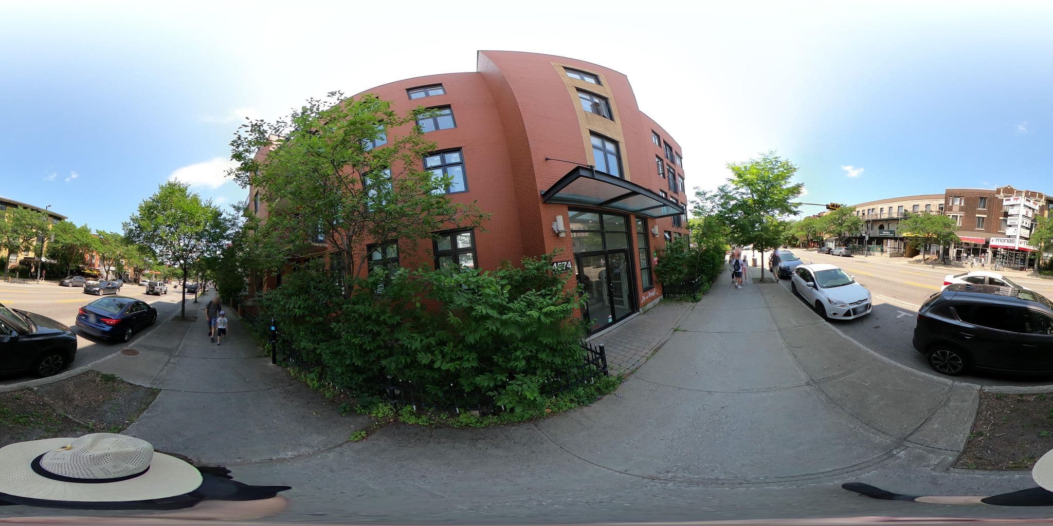 Street view near Hôtel Park Avenue, Mile End — © une_abeille (CC BY-SA · Mapillary)