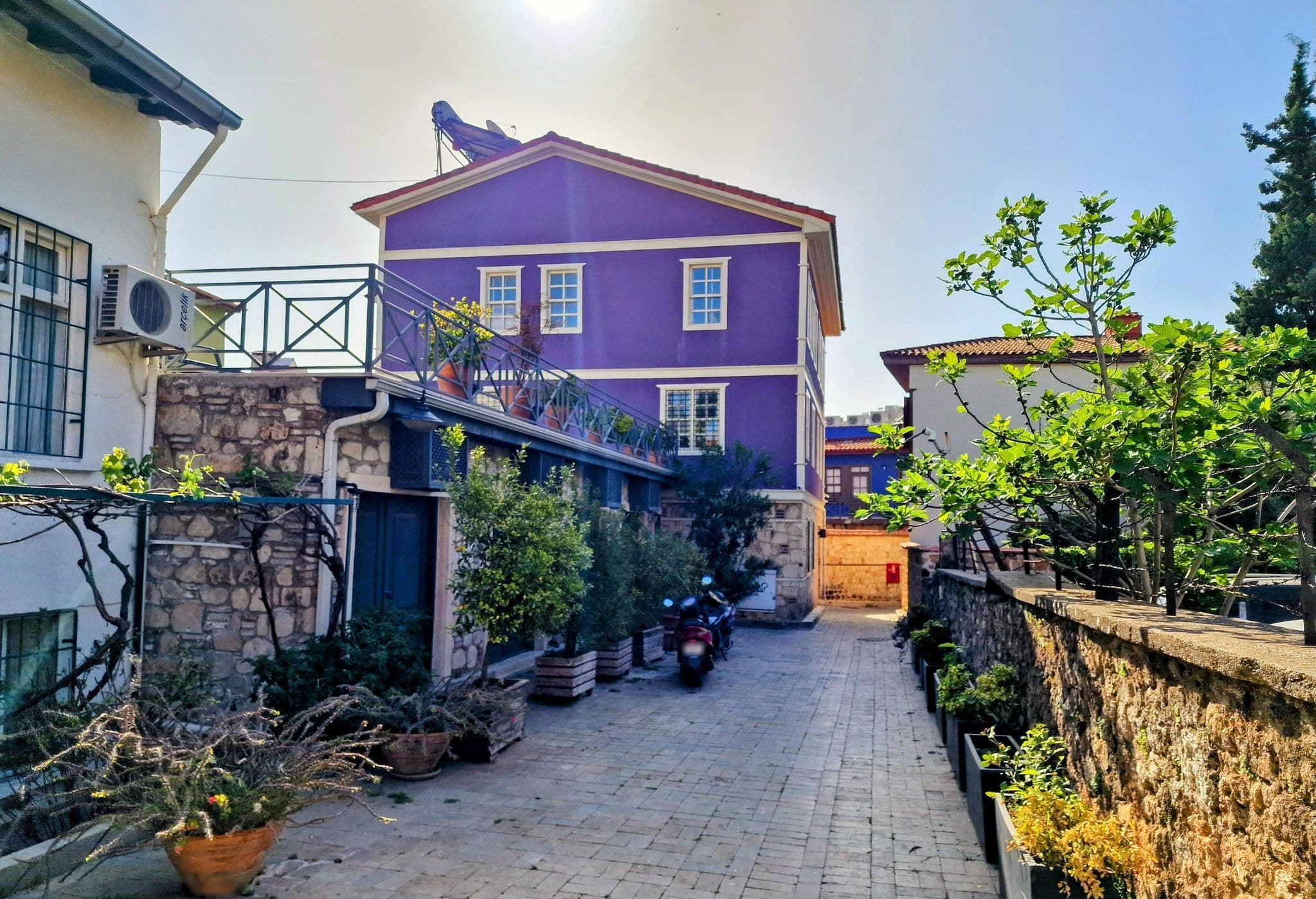 Street view near Amazon Hotel, Antalya — © km2bp (CC BY-SA · Mapillary)