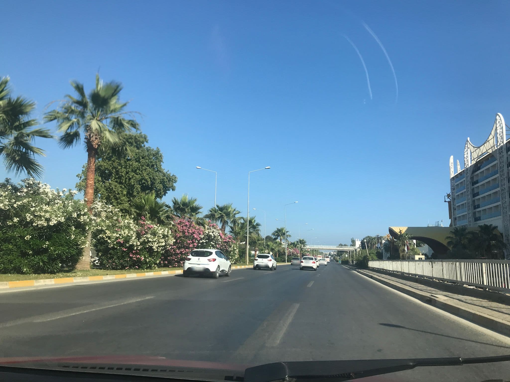 Street view near Grαɴαdα lυхυry Avѕαllαr, Avsallar — © alpzsarac (CC BY-SA · Mapillary)