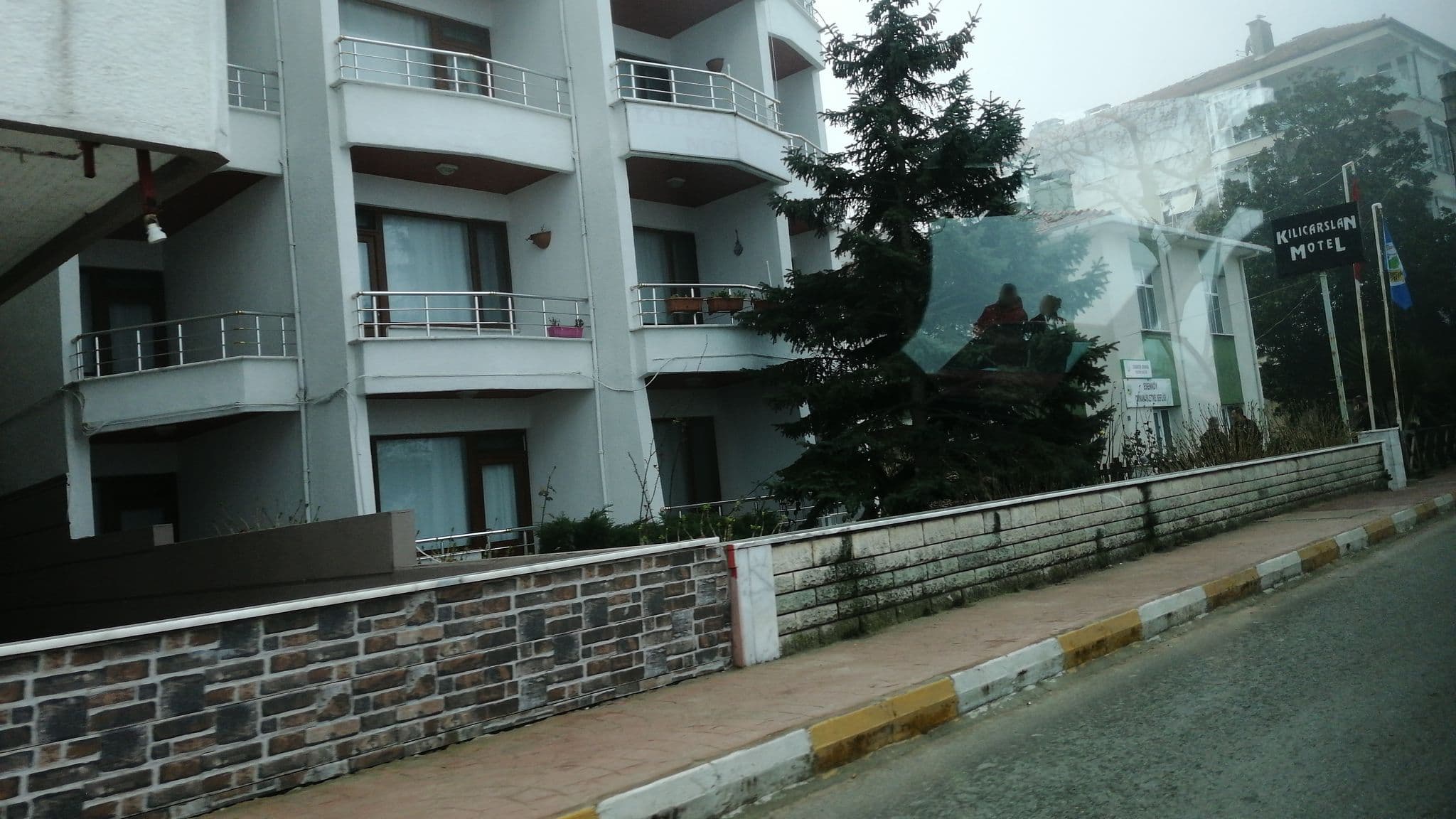 Street view near Kılıçarslan Otel, Çınarcık — © bngsgln (CC BY-SA · Mapillary)