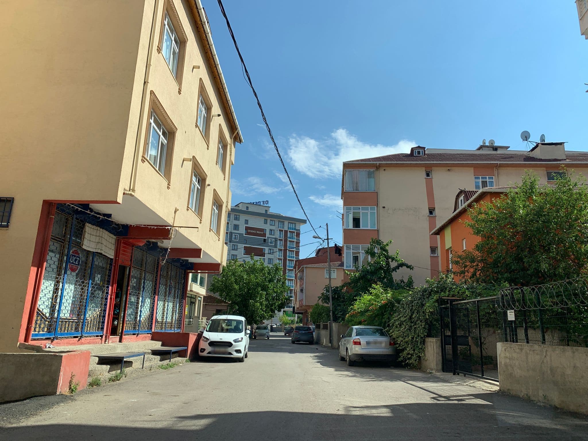 Street view near Sahrakent Suit, Sultanbeyli — © cihan10 (CC BY-SA · Mapillary)