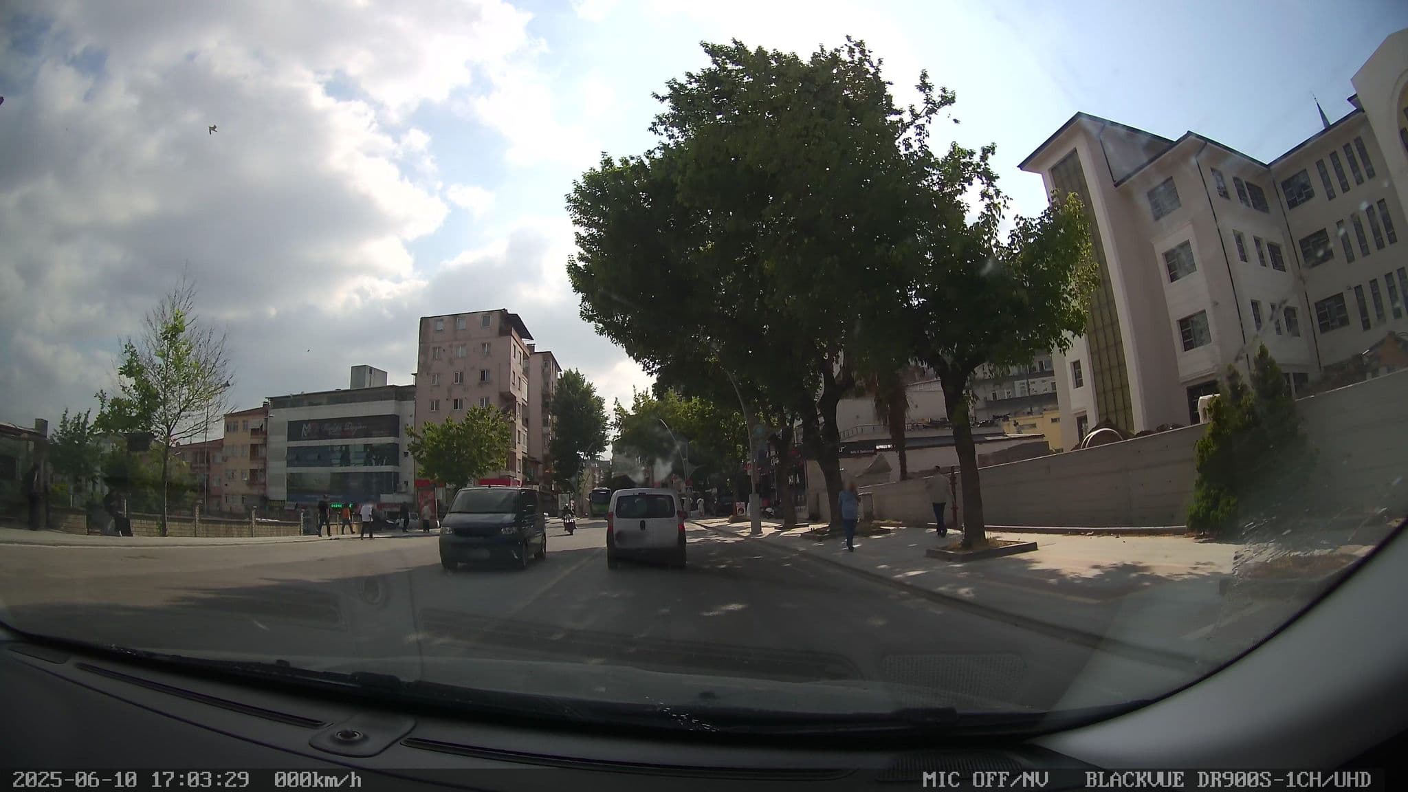Street view near Musehade Odasi Acil / Devlet Hastanesi, İzmit — © Zafer (CC BY-SA · Mapillary)