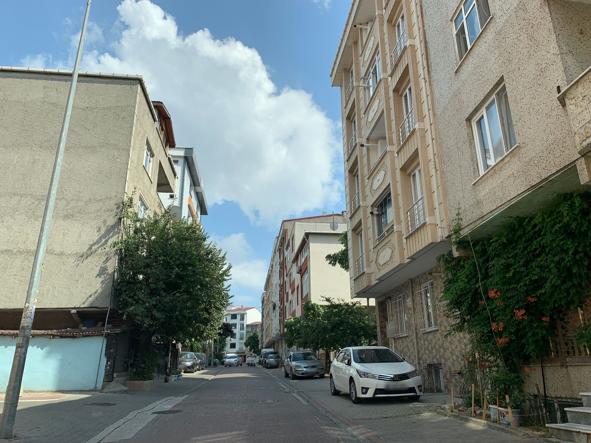 Street view near Mutlu Apartmanı, Esenyurt — © cihan10 (CC BY-SA · Mapillary)