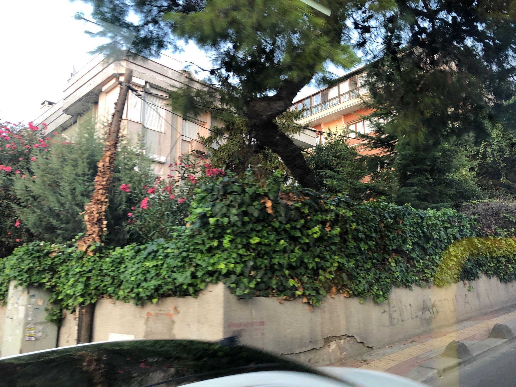 Street view near Florya Konagi Hotel, Küçükçekmece — © dilancelik (CC BY-SA · Mapillary)