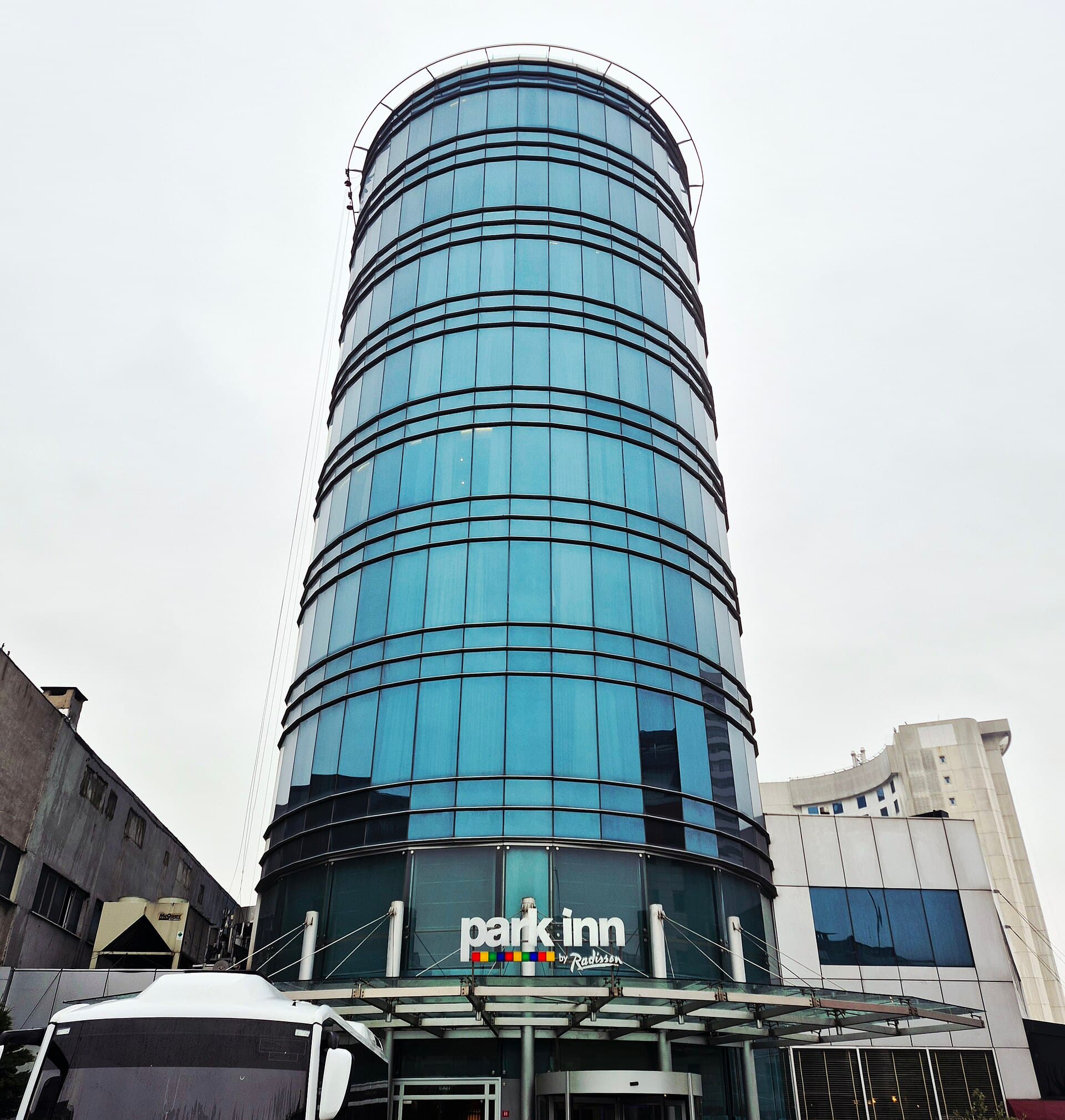 Park Inn by Radisson Istanbul Ataturk Airport (via Wikimedia Commons, CC BY-SA 4.0)