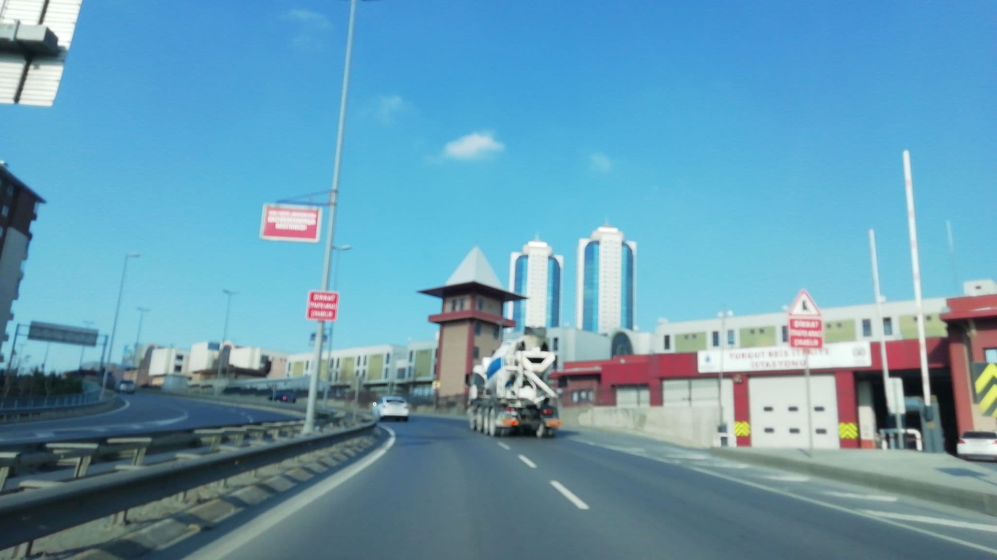 Street view near Golden Haliç Cafe, Esenler — © okansafak (CC BY-SA · Mapillary)