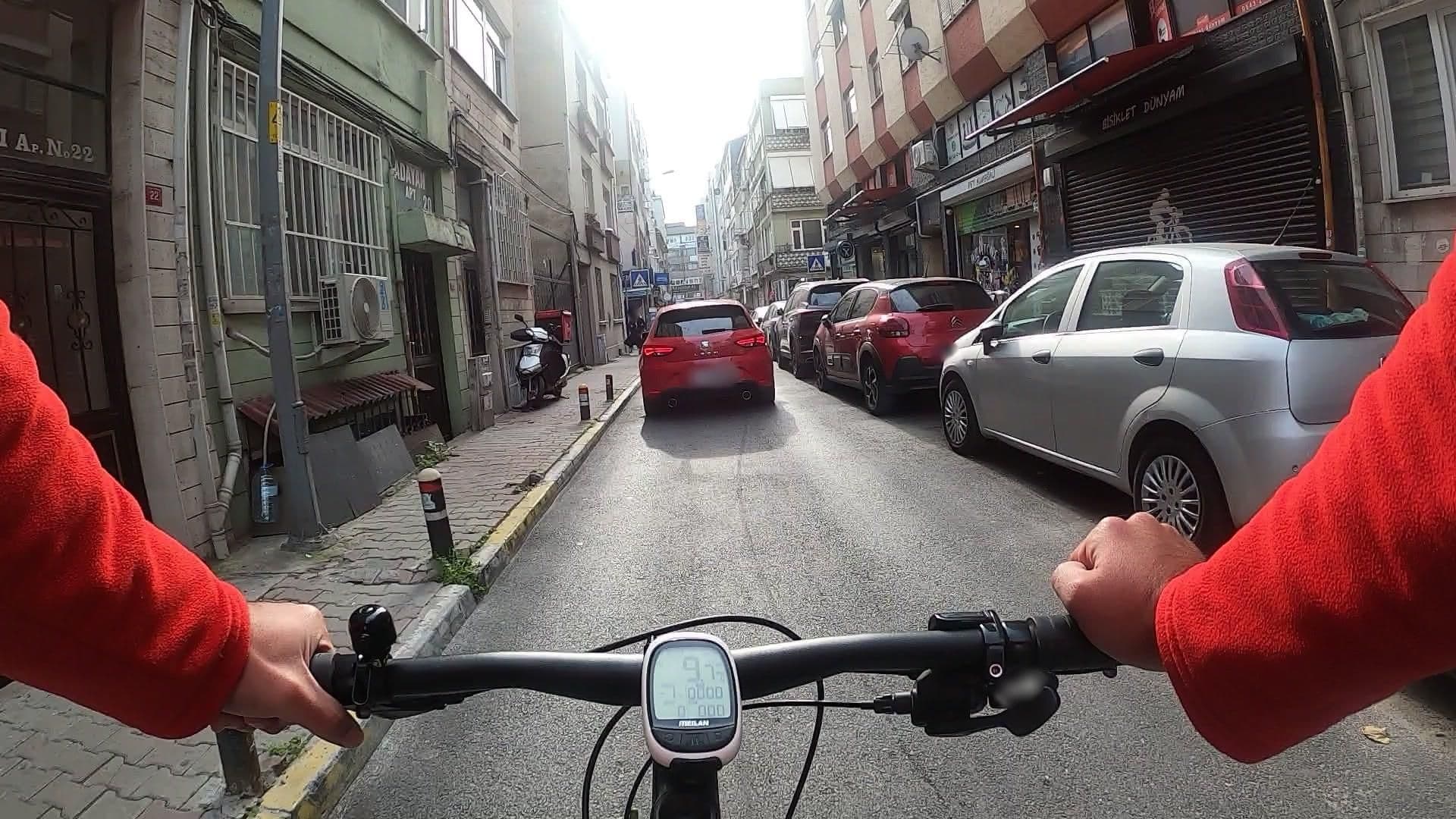 Street view near Bon Temps, Zeytinburnu — © Eray_ozturk (CC BY-SA · Mapillary)