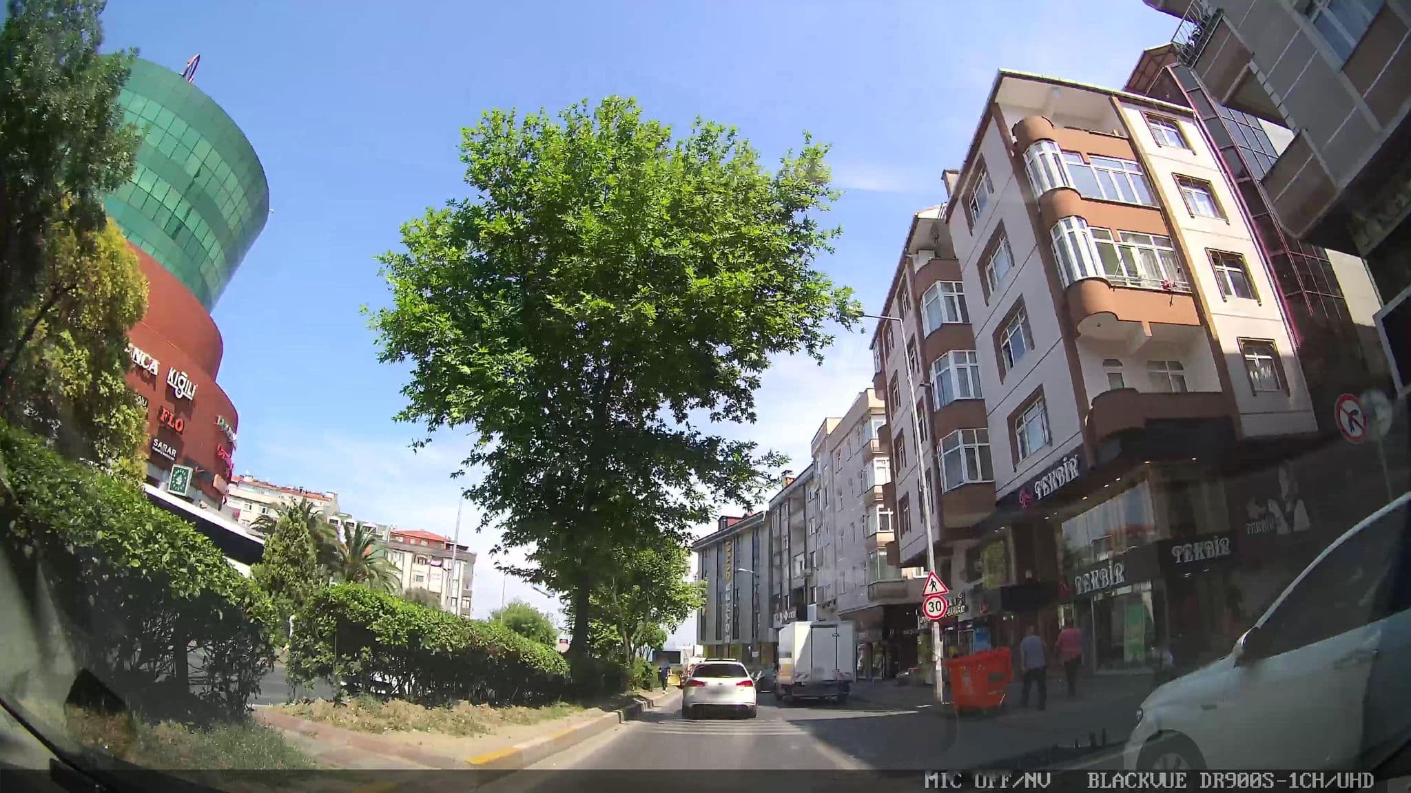 Street view near Gazel Suites, Zeytinburnu — © azadezey (CC BY-SA · Mapillary)