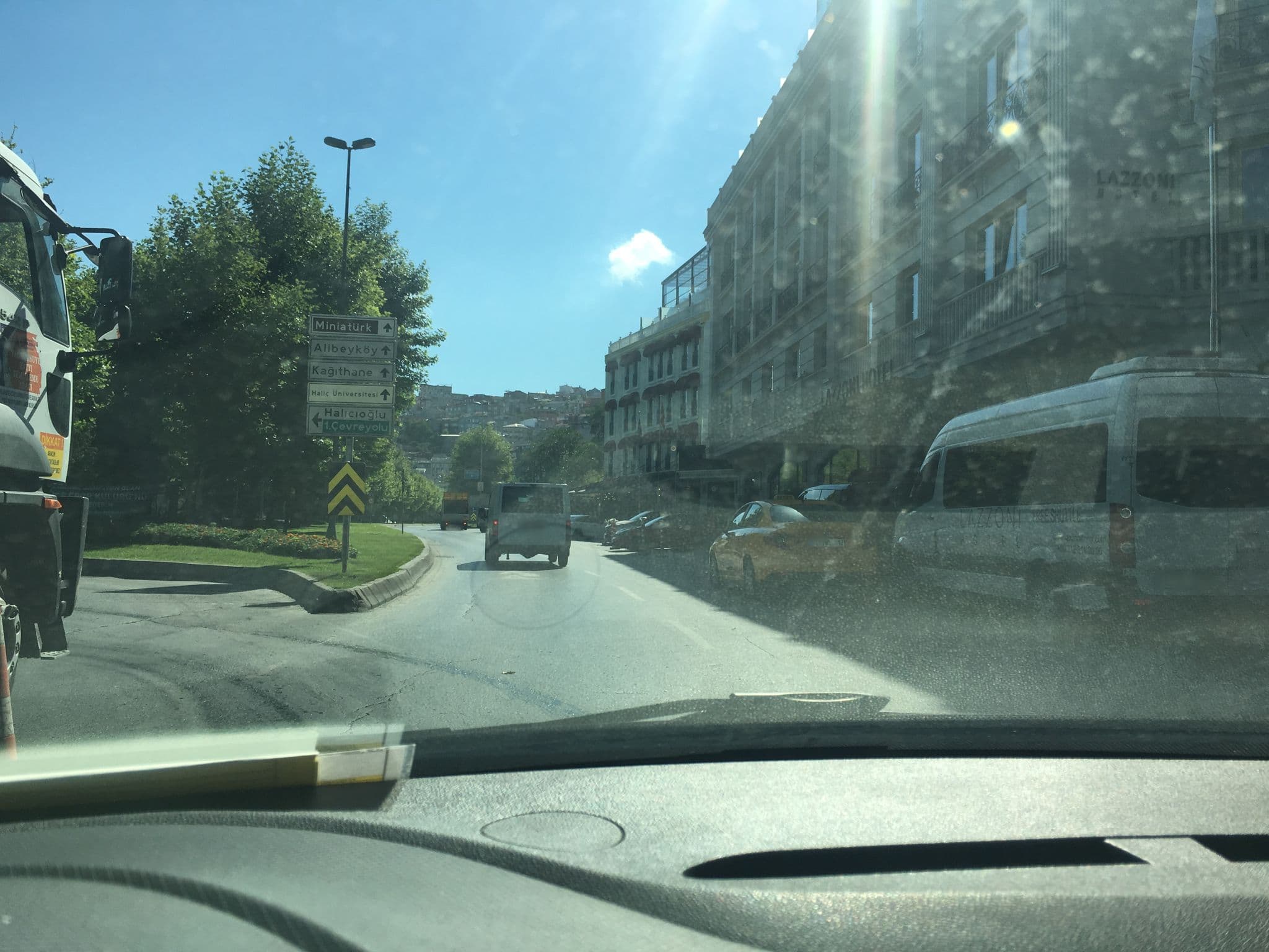 Street view near Ramada Hotel & Suites Golden Horn, Fatih — © myusufuyan (CC BY-SA · Mapillary)