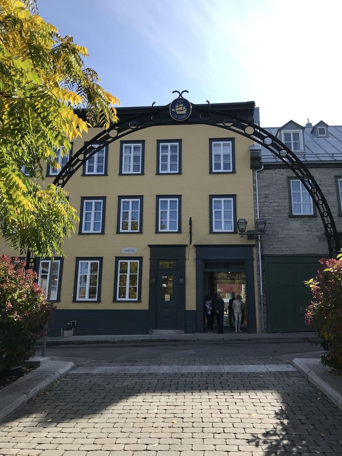 Street view near Le Champlain Hotel, Québec — © kristufer (CC BY-SA · Mapillary)
