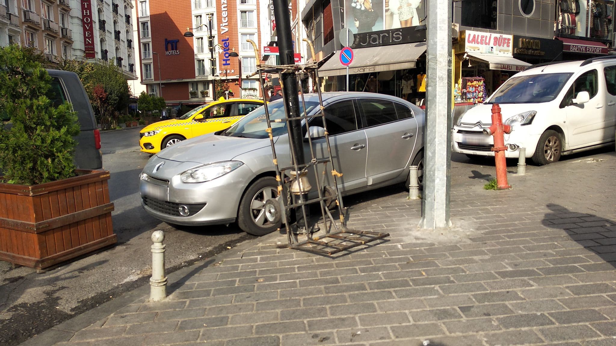 Street view near Hotel Diana & Restaurant, Istanbul — © boracasli (CC BY-SA · Mapillary)