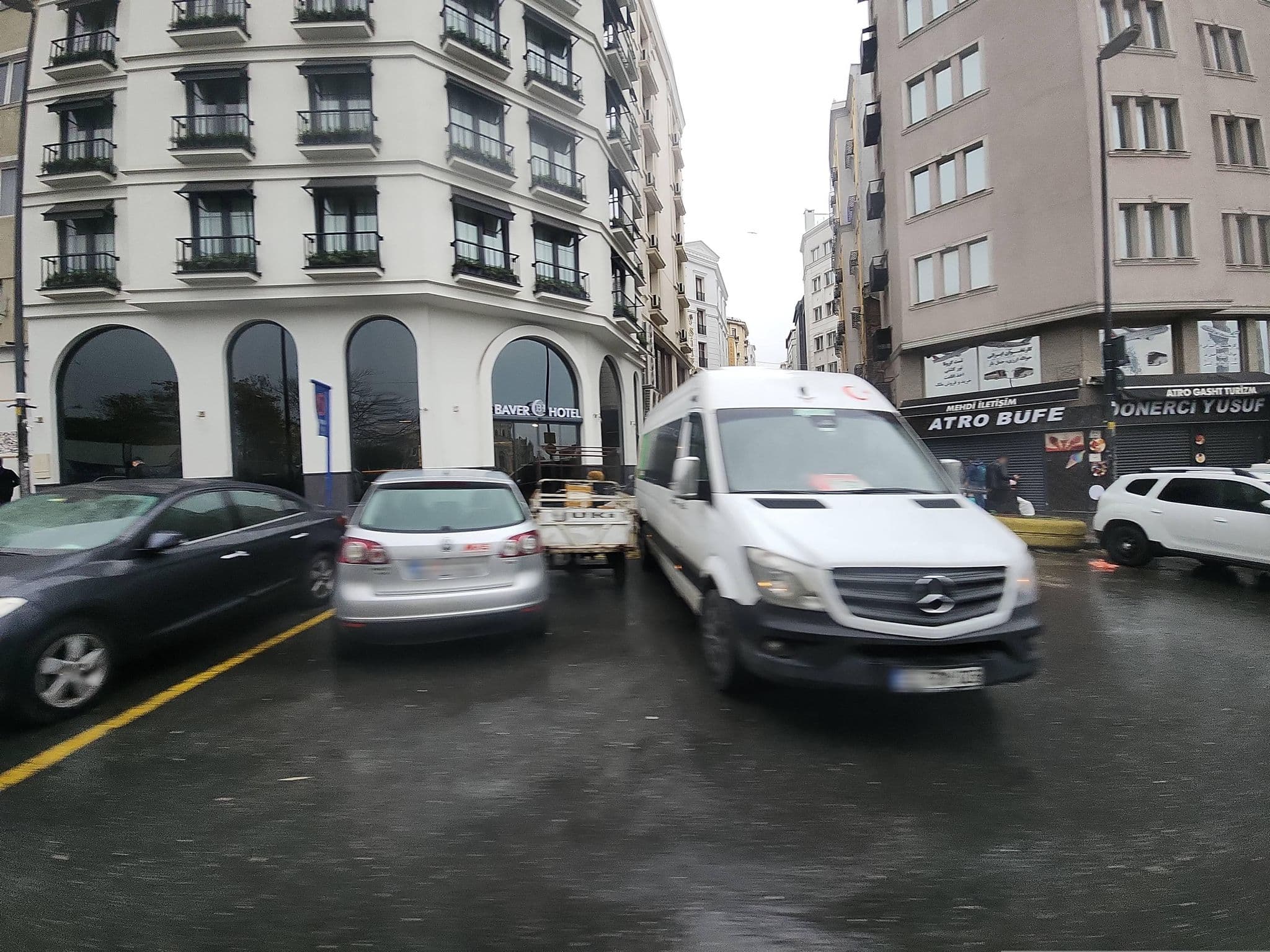 Street view near Polar Demir Hotel, Istanbul — © dirt3009 (CC BY-SA · Mapillary)