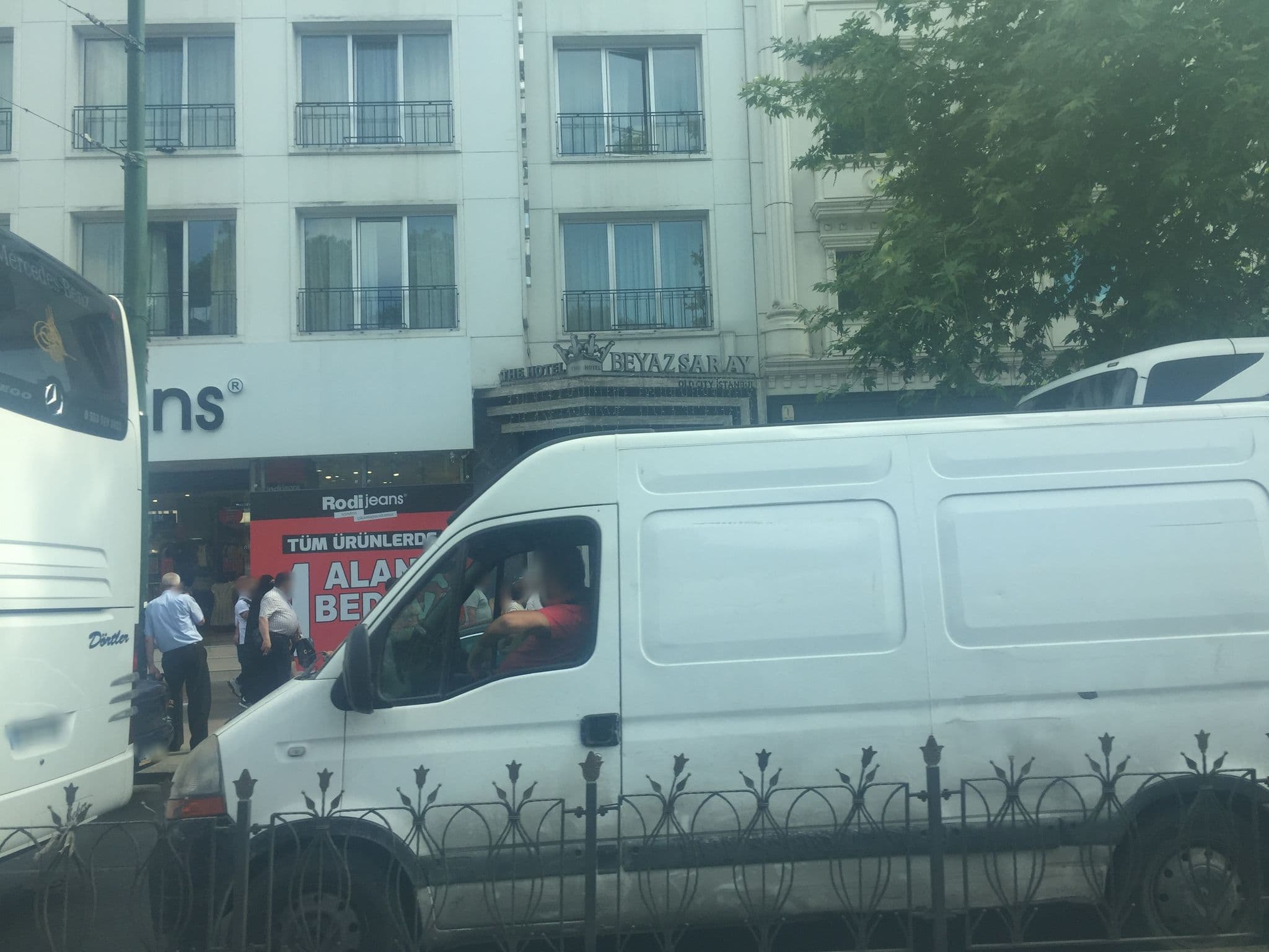 Street view near Beyaz Saray The Hotel, Eminönü — © sessiznotalar (CC BY-SA · Mapillary)