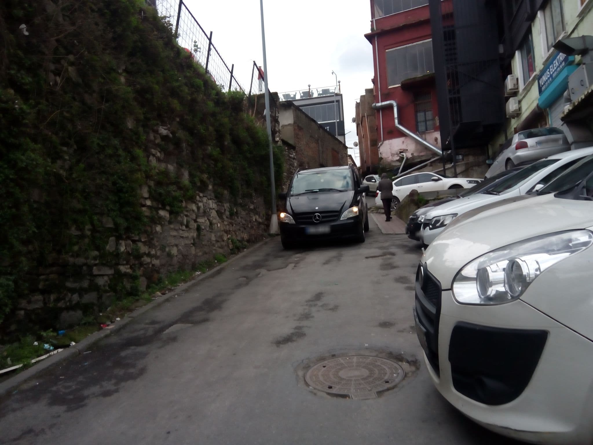 Street view near Sefa-i Hürrem Suit House, Eminönü — © asefakcby (CC BY-SA · Mapillary)