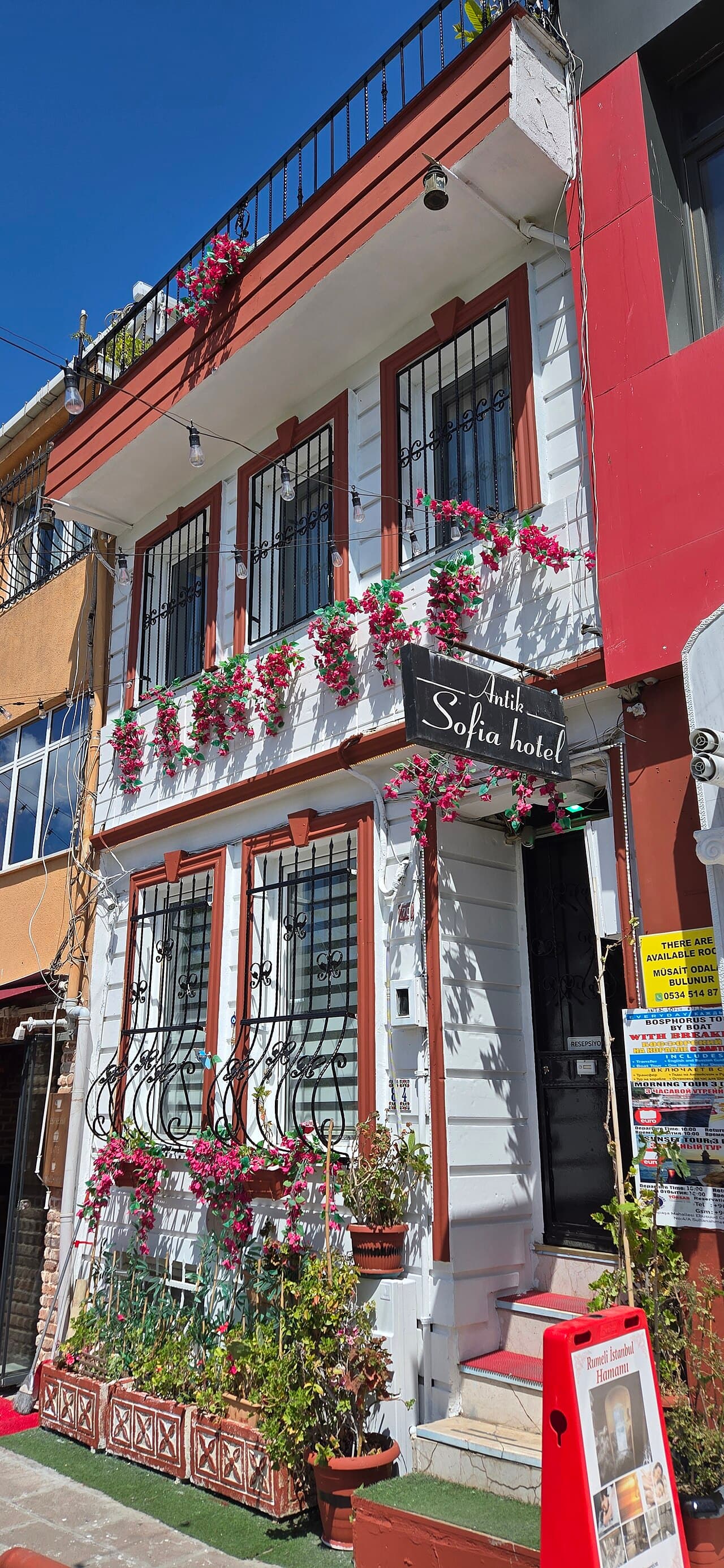 Antik Sofia Hotel (via Wikimedia Commons, CC BY-SA 4.0)