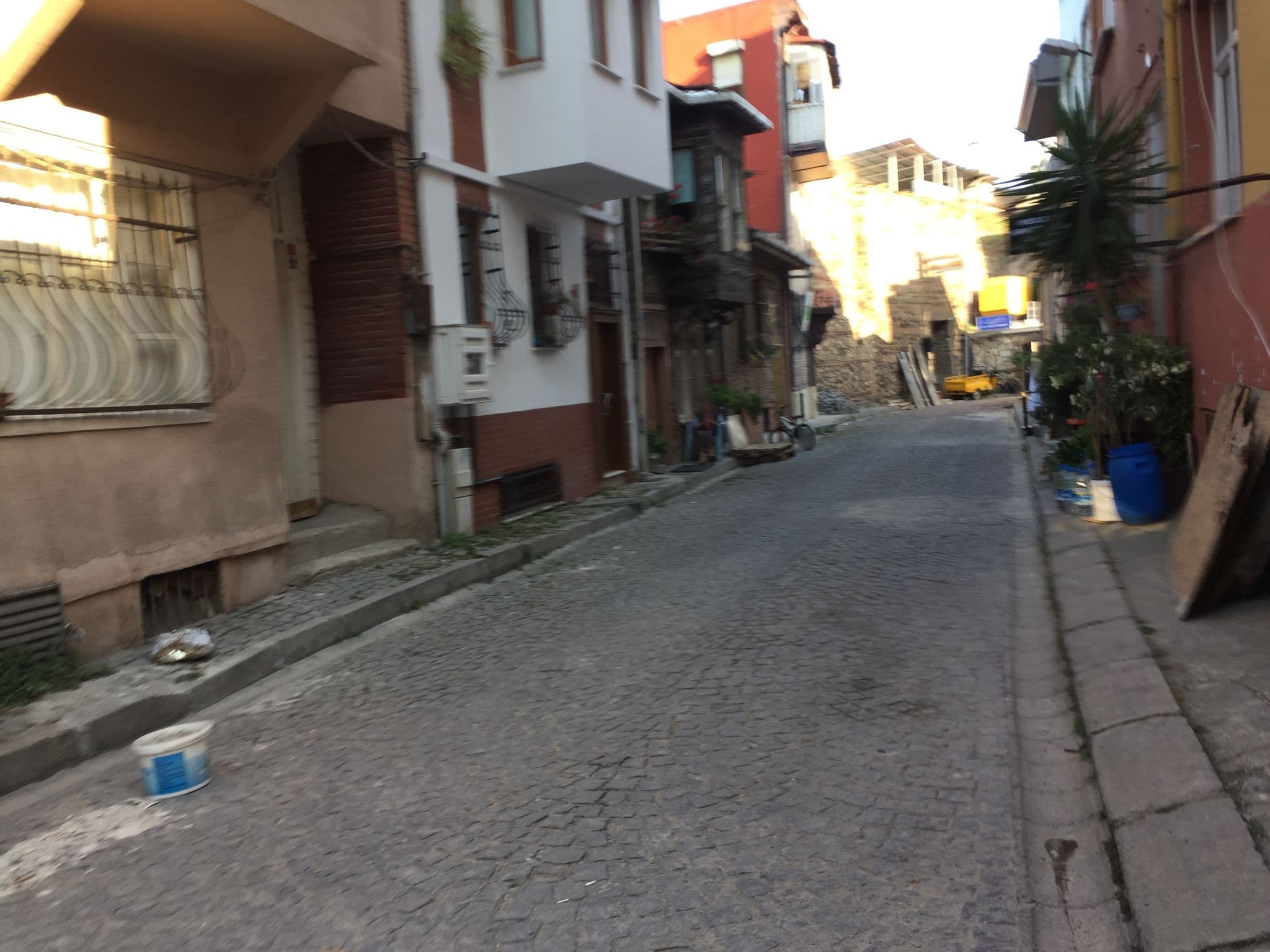 Street view near Sahar Sultan Hotel, Sultanahmet — © sessiznotalar (CC BY-SA · Mapillary)
