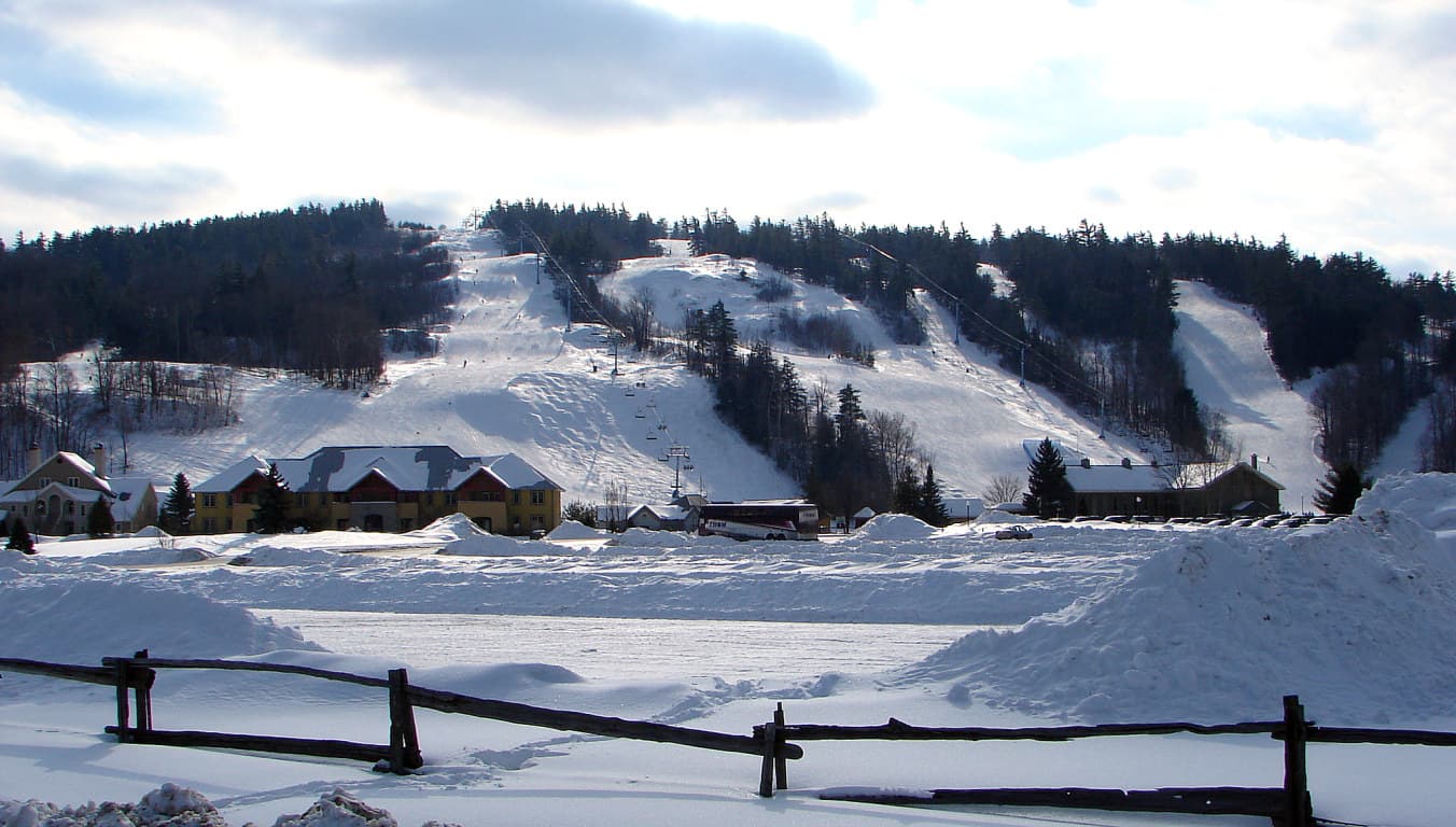 Calabogie Peaks Resort (via Wikimedia Commons, CC BY-SA 3.0)