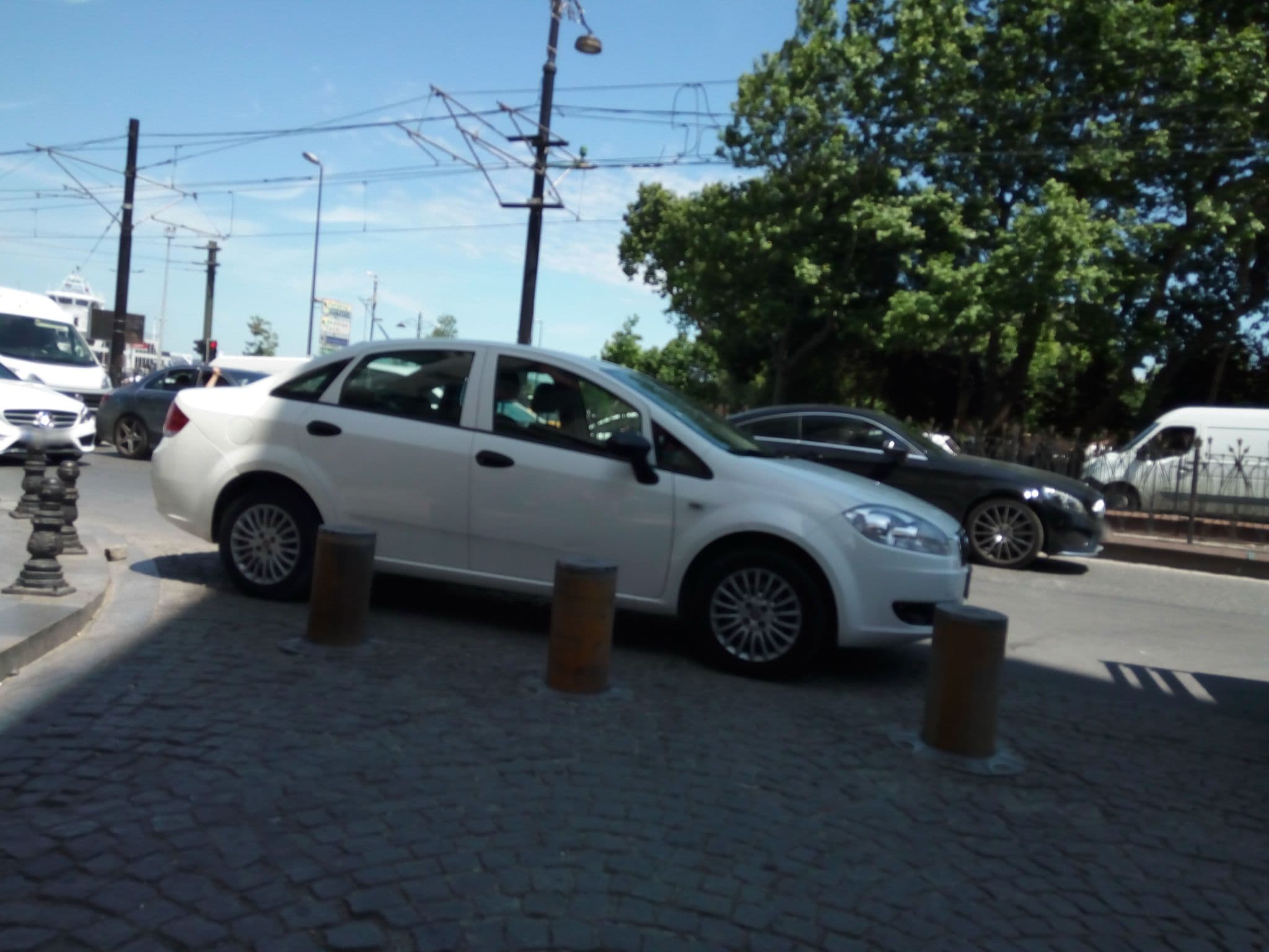Street view near Manesol Old City Bosphorus, Eminönü — © mapfool (CC BY-SA · Mapillary)