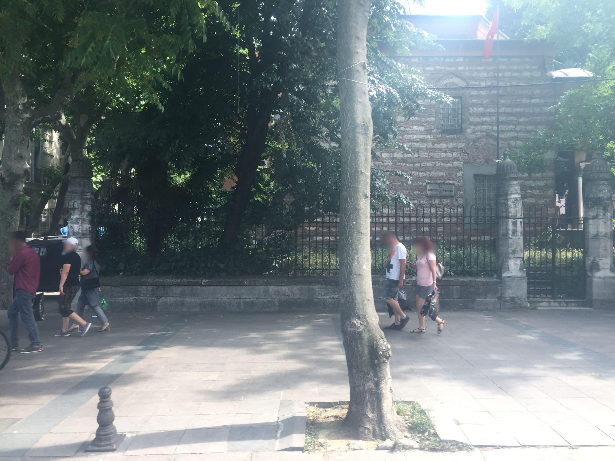 Street view near tree of life, Sultanahmet — © sessiznotalar (CC BY-SA · Mapillary)