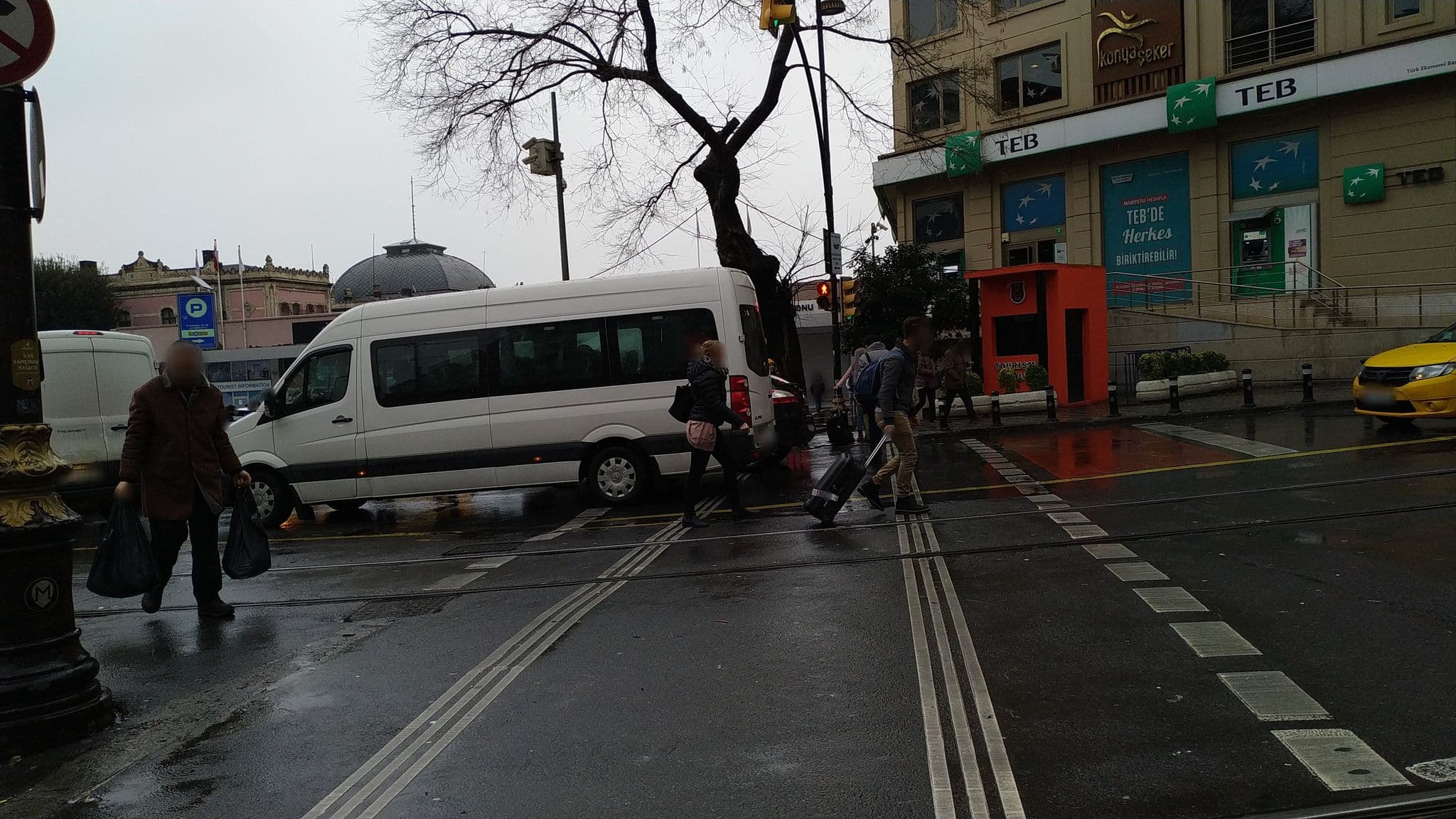Street view near Nea suit, Eminönü — © uzungo (CC BY-SA · Mapillary)