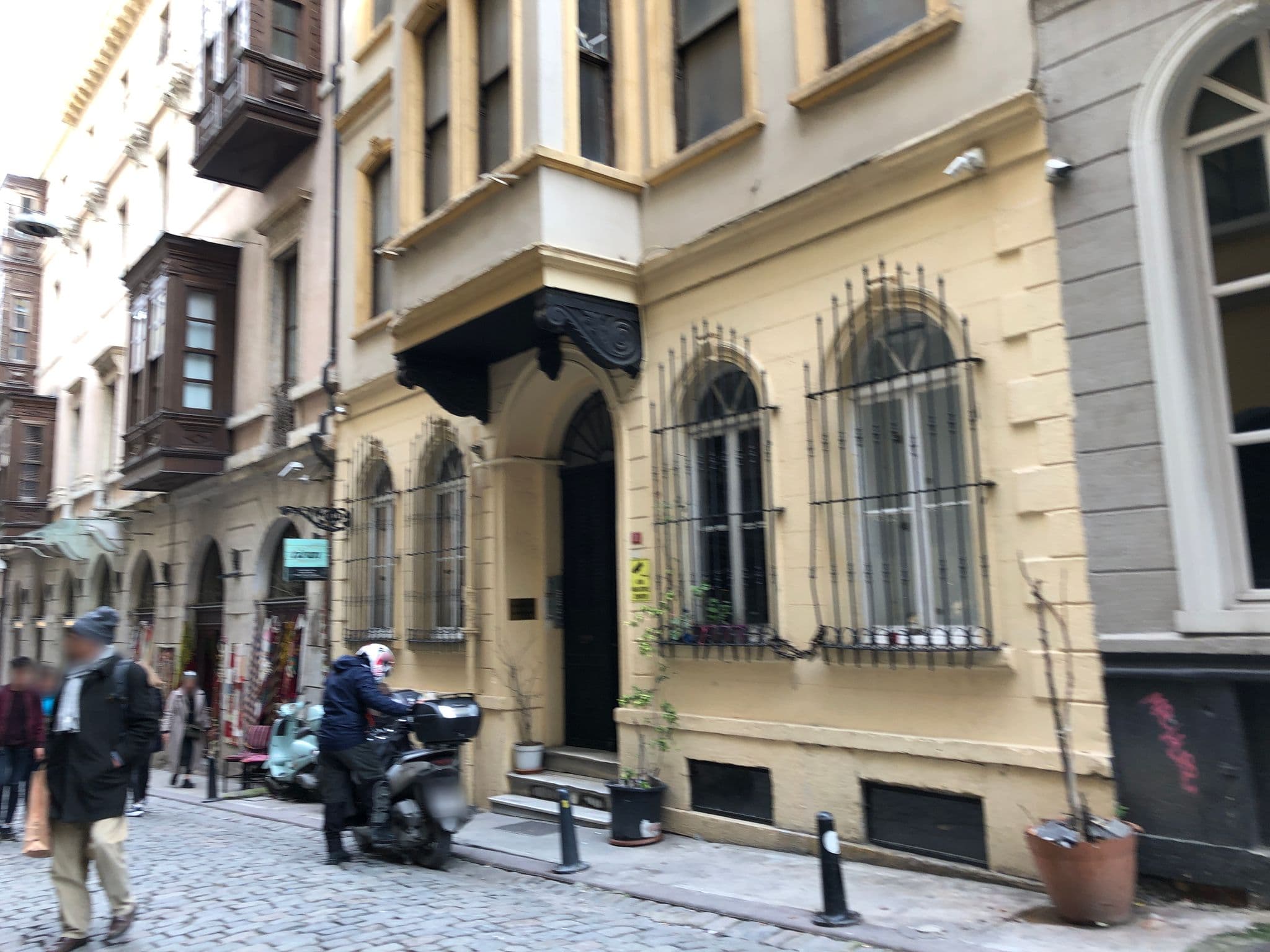 Street view near Beyt-ül Galata Hotel, Eminönü — © zilan (CC BY-SA · Mapillary)