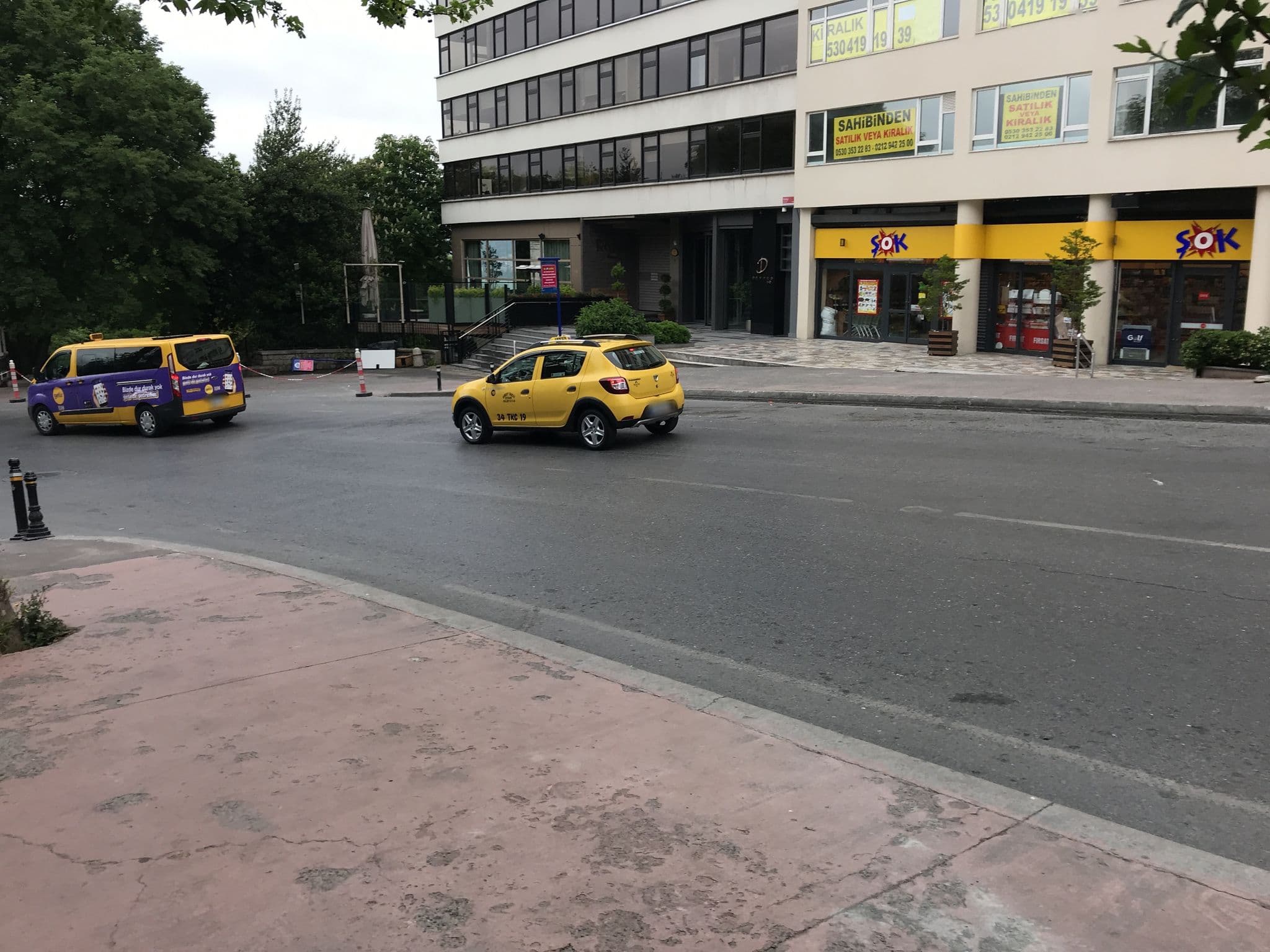 Street view near Marti Hotels Head Quarter, Üsküdar — © oguzozak (CC BY-SA · Mapillary)