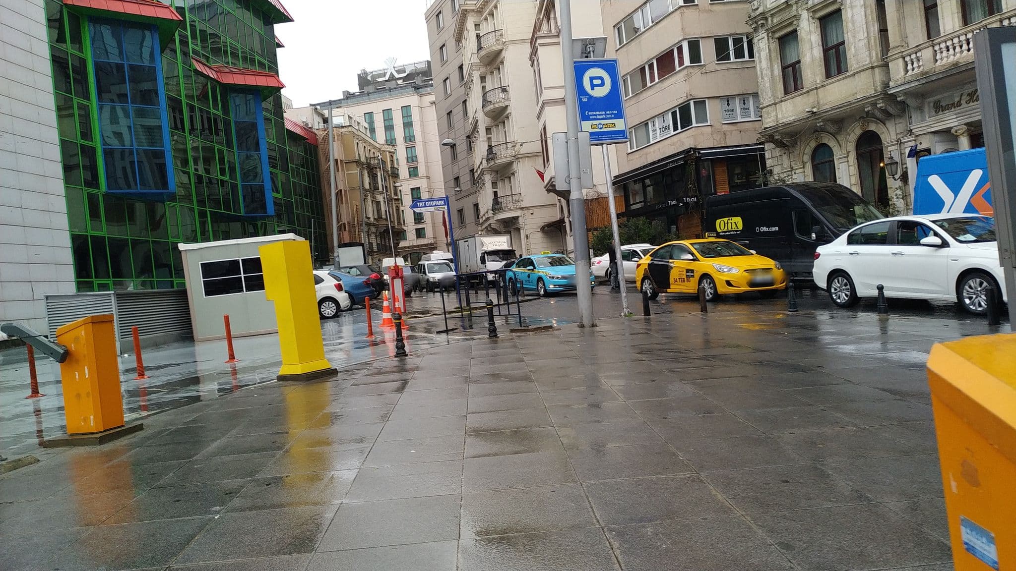 Street view near Double Dd Hotel, Eminönü — © uzungo (CC BY-SA · Mapillary)