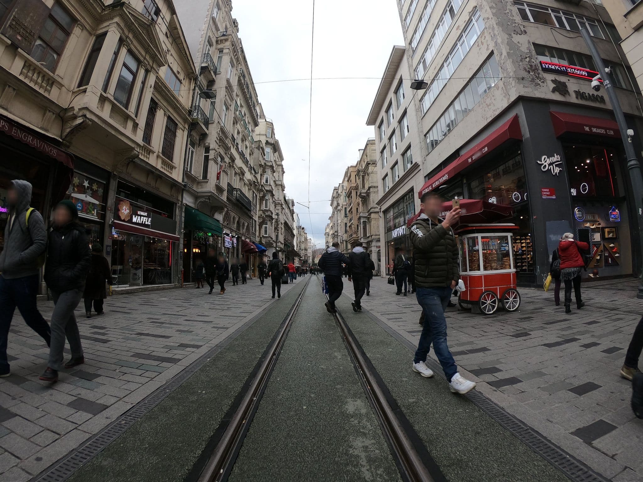 Street view near Ravouna 1906, Eminönü — © chrisbeddow (CC BY-SA · Mapillary)