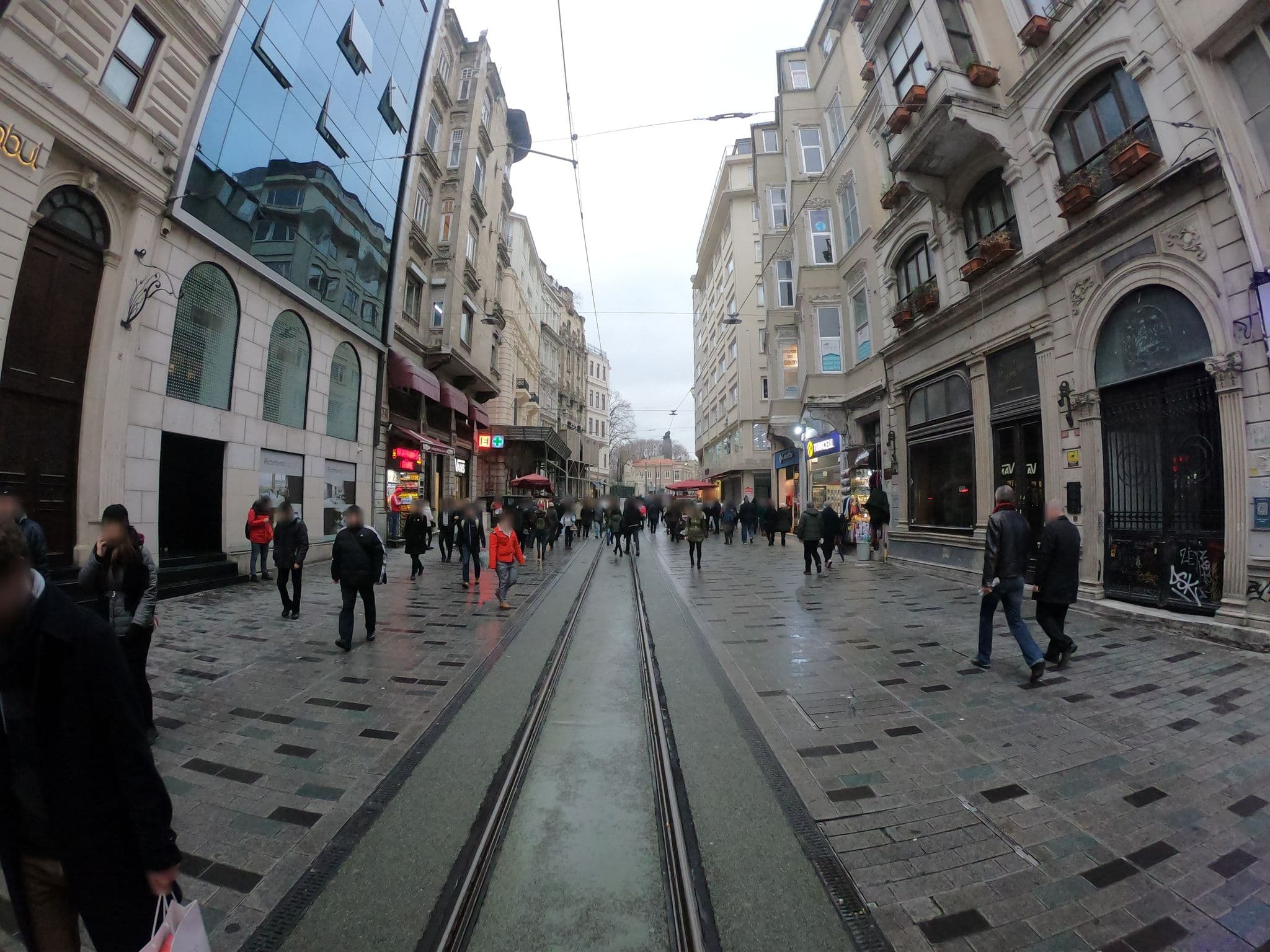 Street view near Gumusyan Hotel, Eminönü — © chrisbeddow (CC BY-SA · Mapillary)