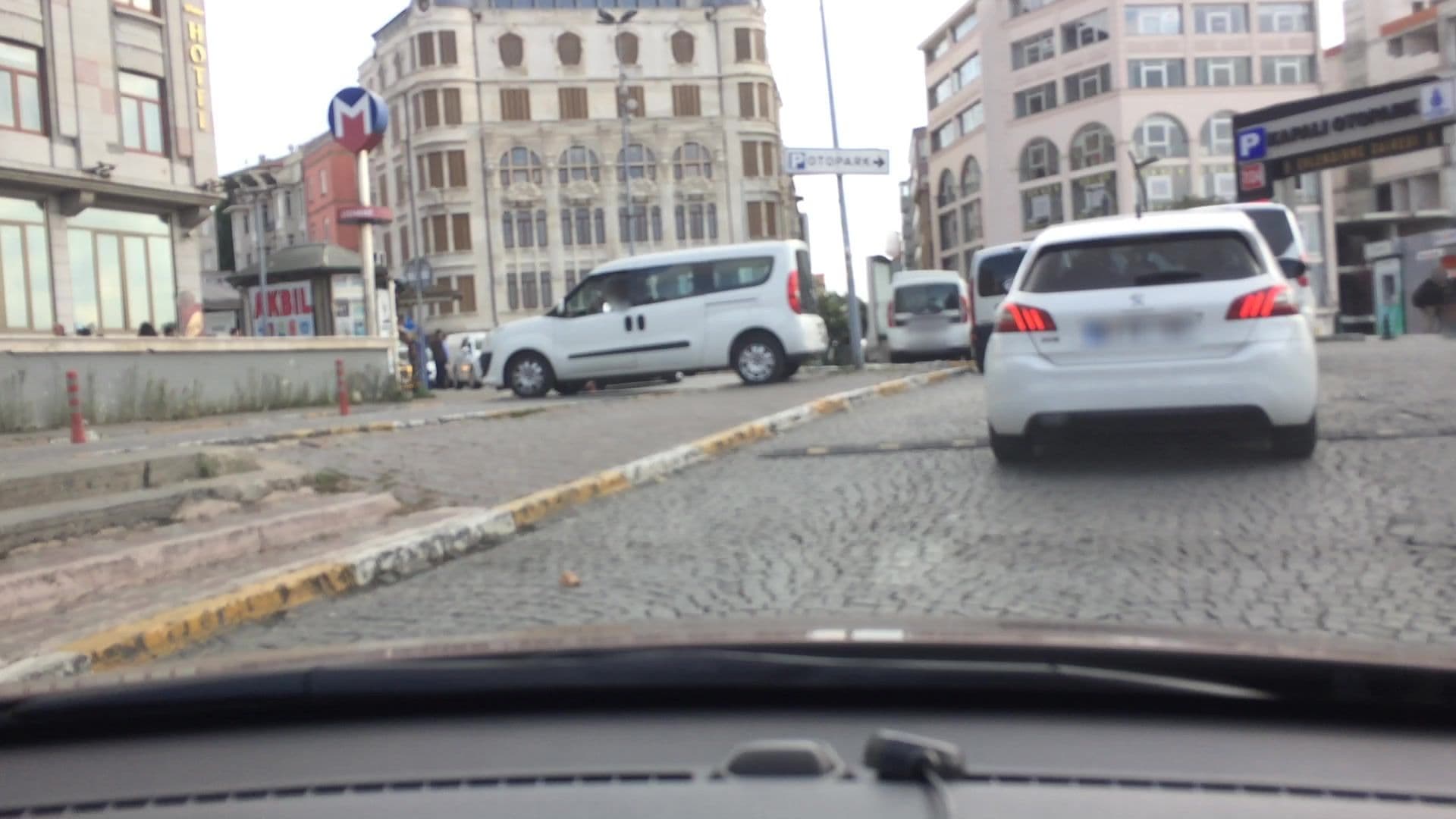 Street view near Darusultan Hotels, Eminönü — © lvl5 (CC BY-SA · Mapillary)