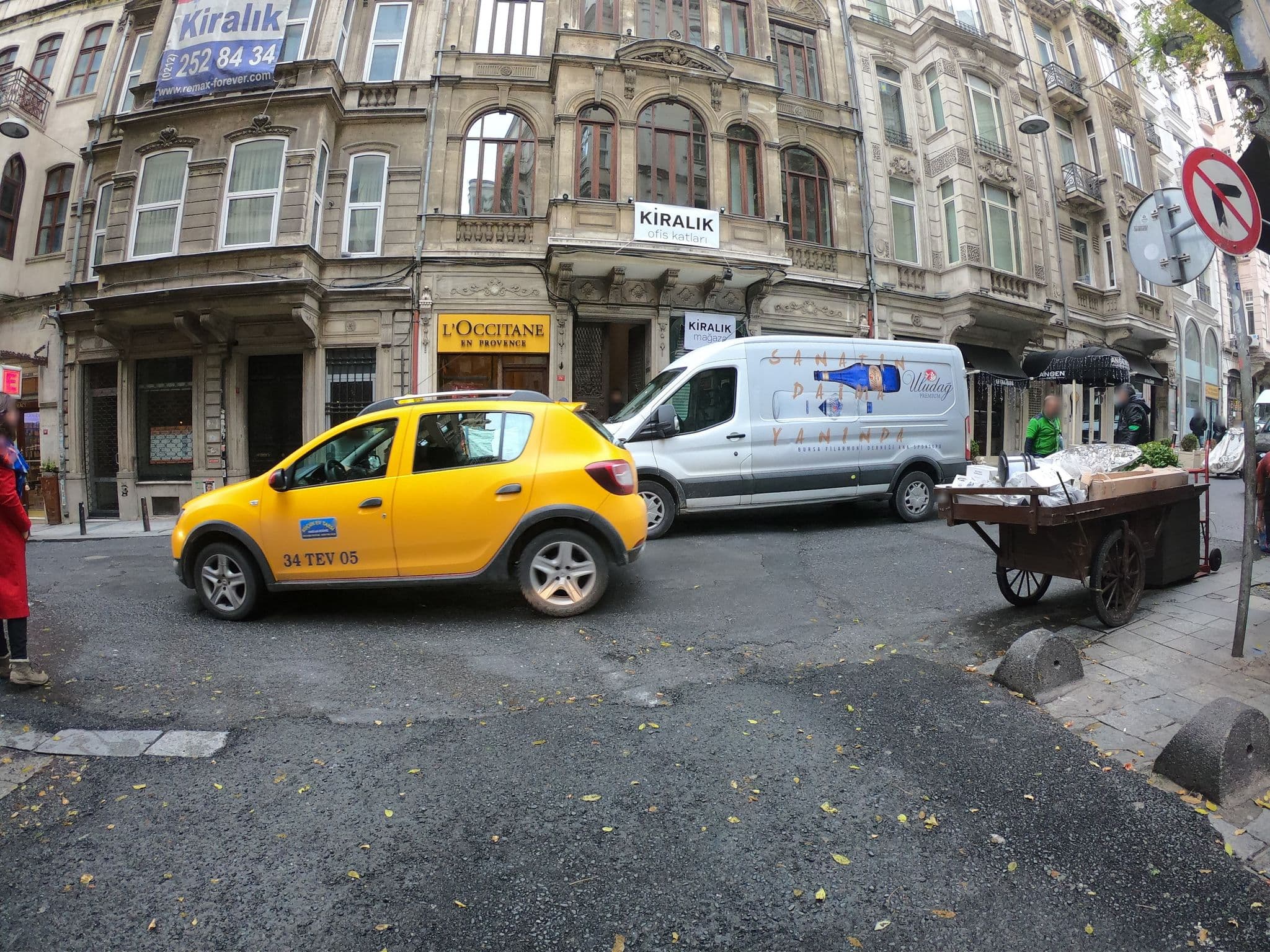 Street view near The Pera Hotel, Eminönü — © chrisbeddow (CC BY-SA · Mapillary)