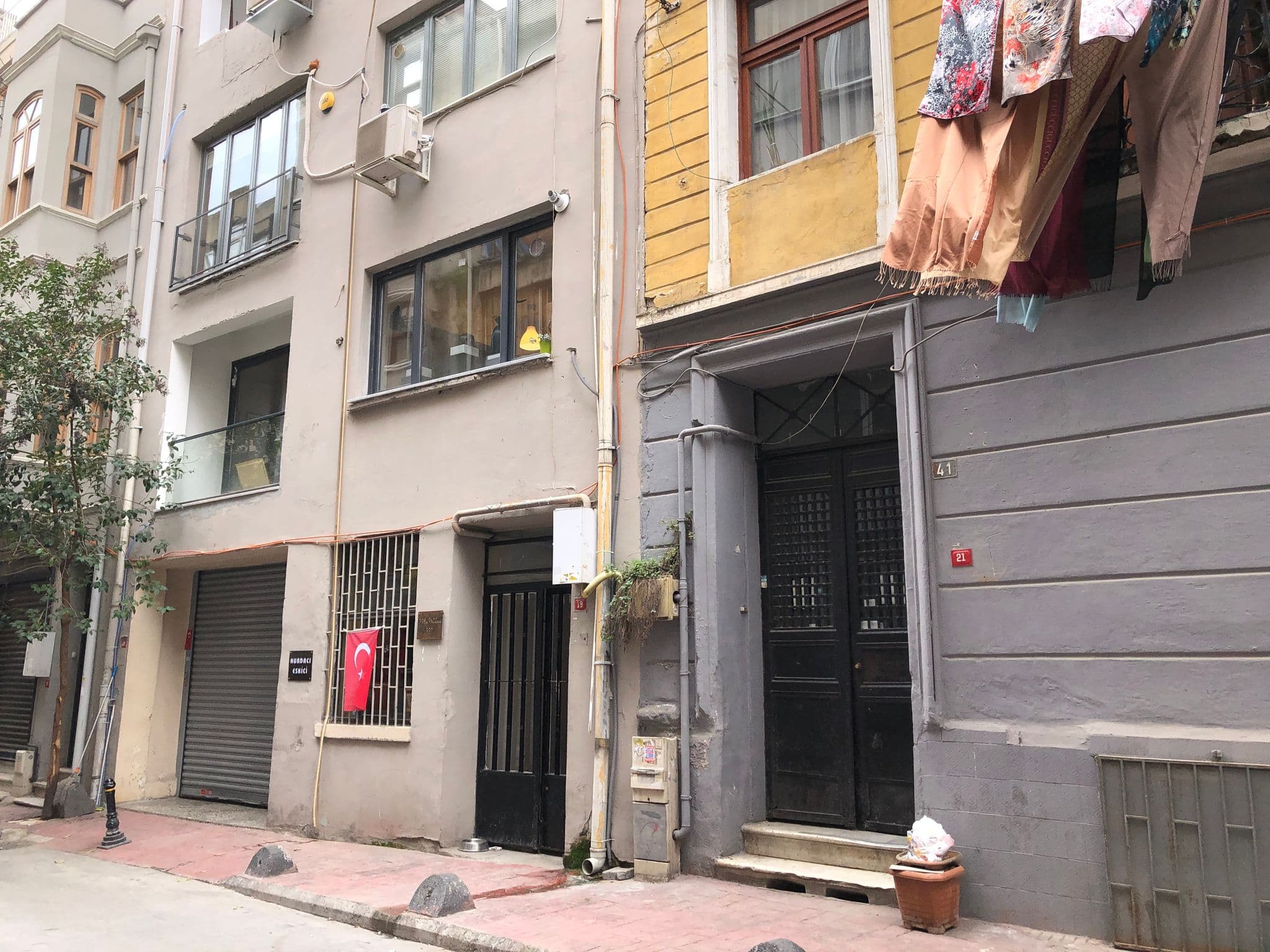 Street view near Hostel DownTown Istanbul, Eminönü — © zilan (CC BY-SA · Mapillary)