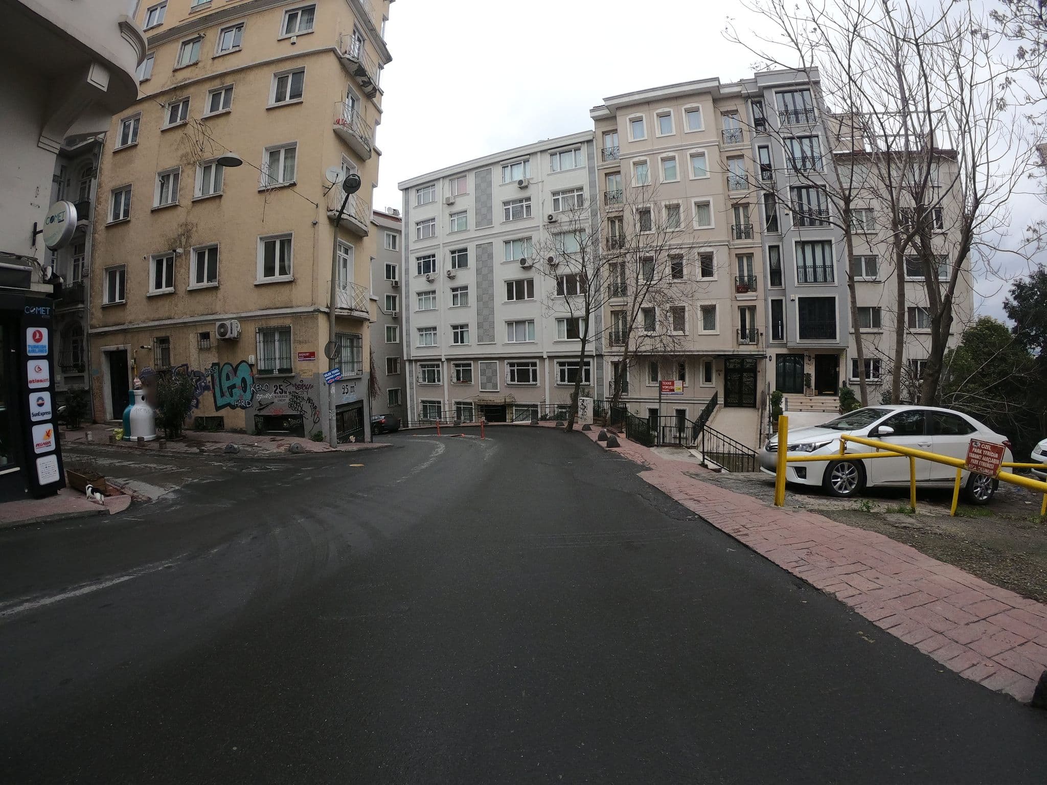 Street view near Oneapart İstanbul, Eminönü — © chrisbeddow (CC BY-SA · Mapillary)