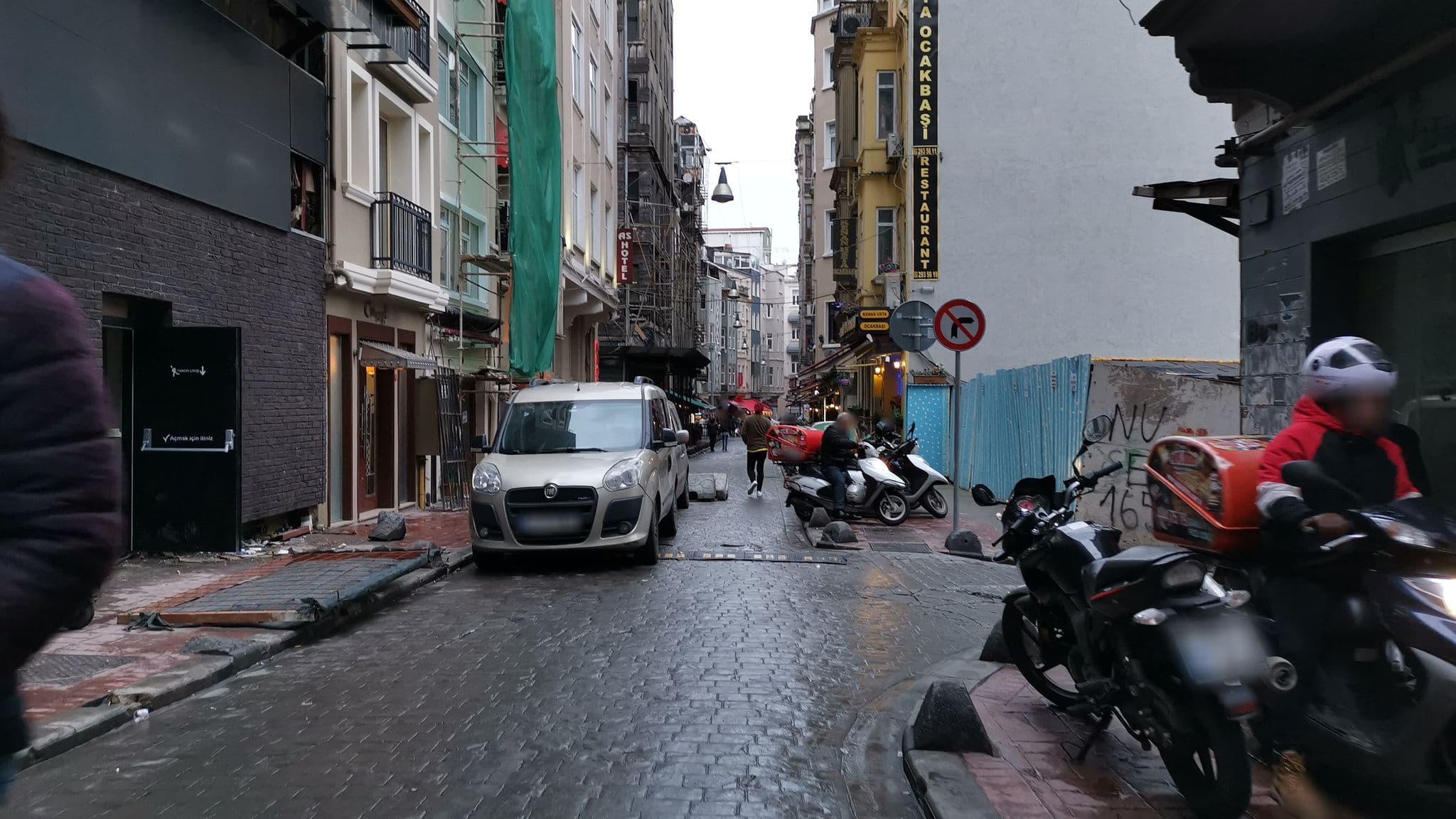 Street view near Idyllic Hotel Taksim, Eminönü — © asturksever (CC BY-SA · Mapillary)