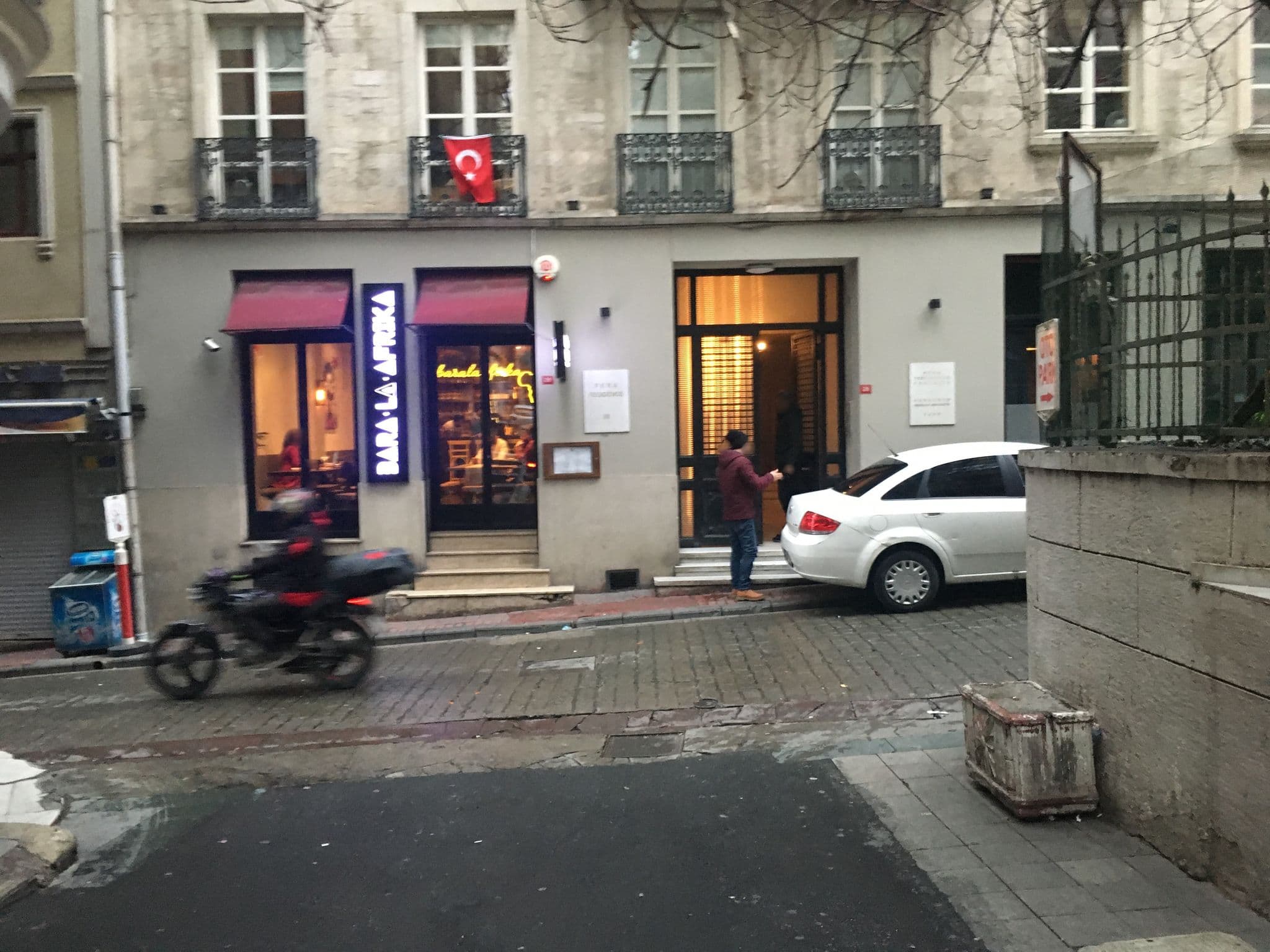 Street view near Hotel Şen Palas, Eminönü — © passantsharif (CC BY-SA · Mapillary)