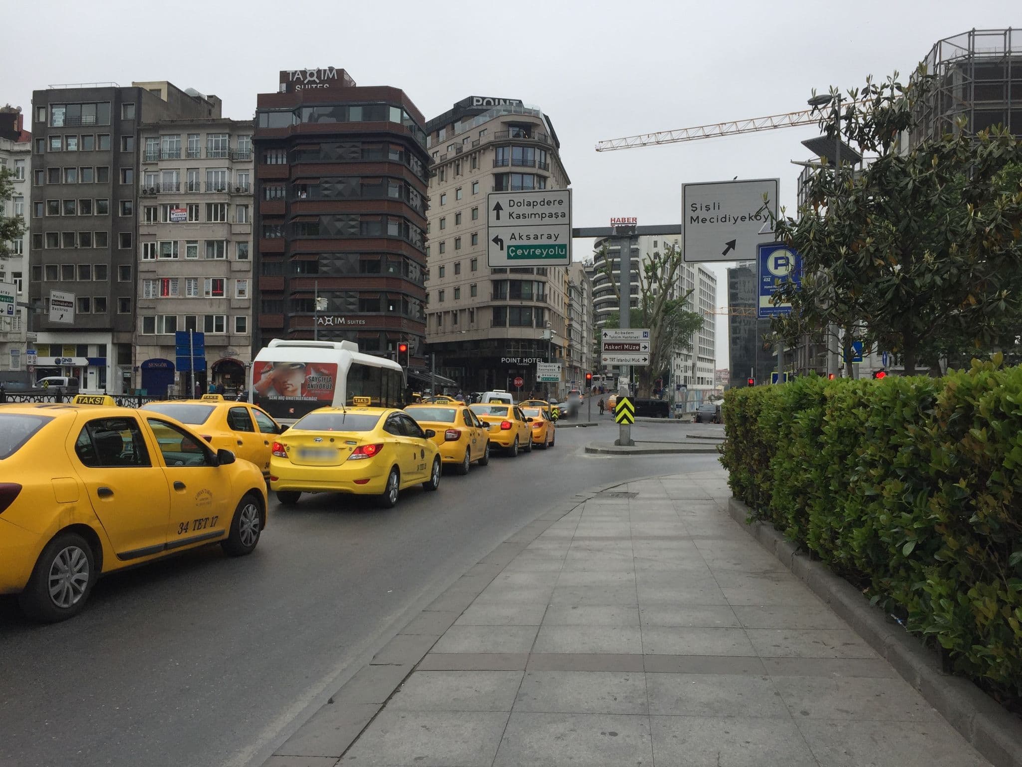 Street view near Puri Spa at Divan Hotel, Şişli — © canadarunner (CC BY-SA · Mapillary)