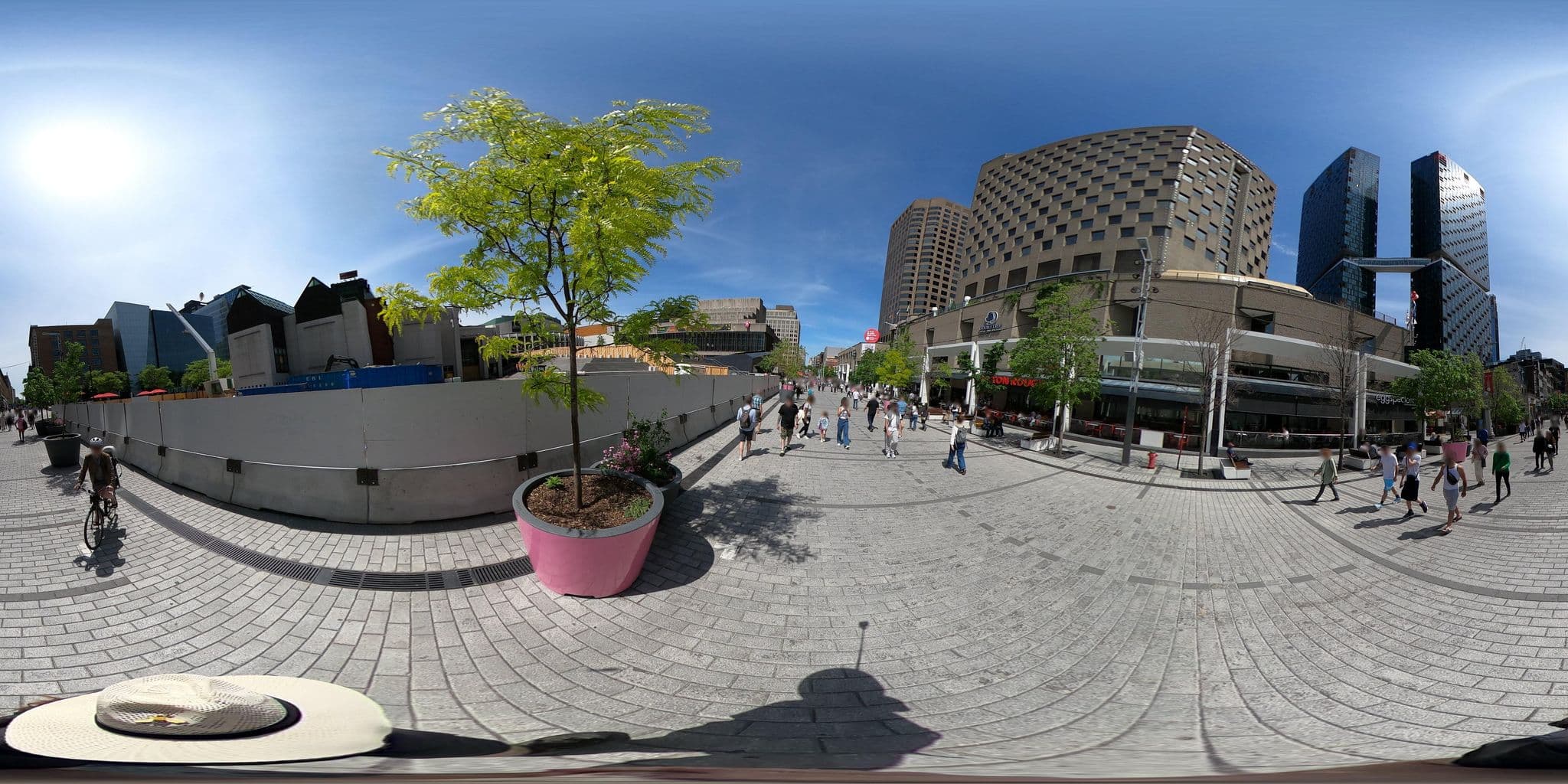 Street view near DoubleTree, Milton-Parc — © une_abeille (CC BY-SA · Mapillary)